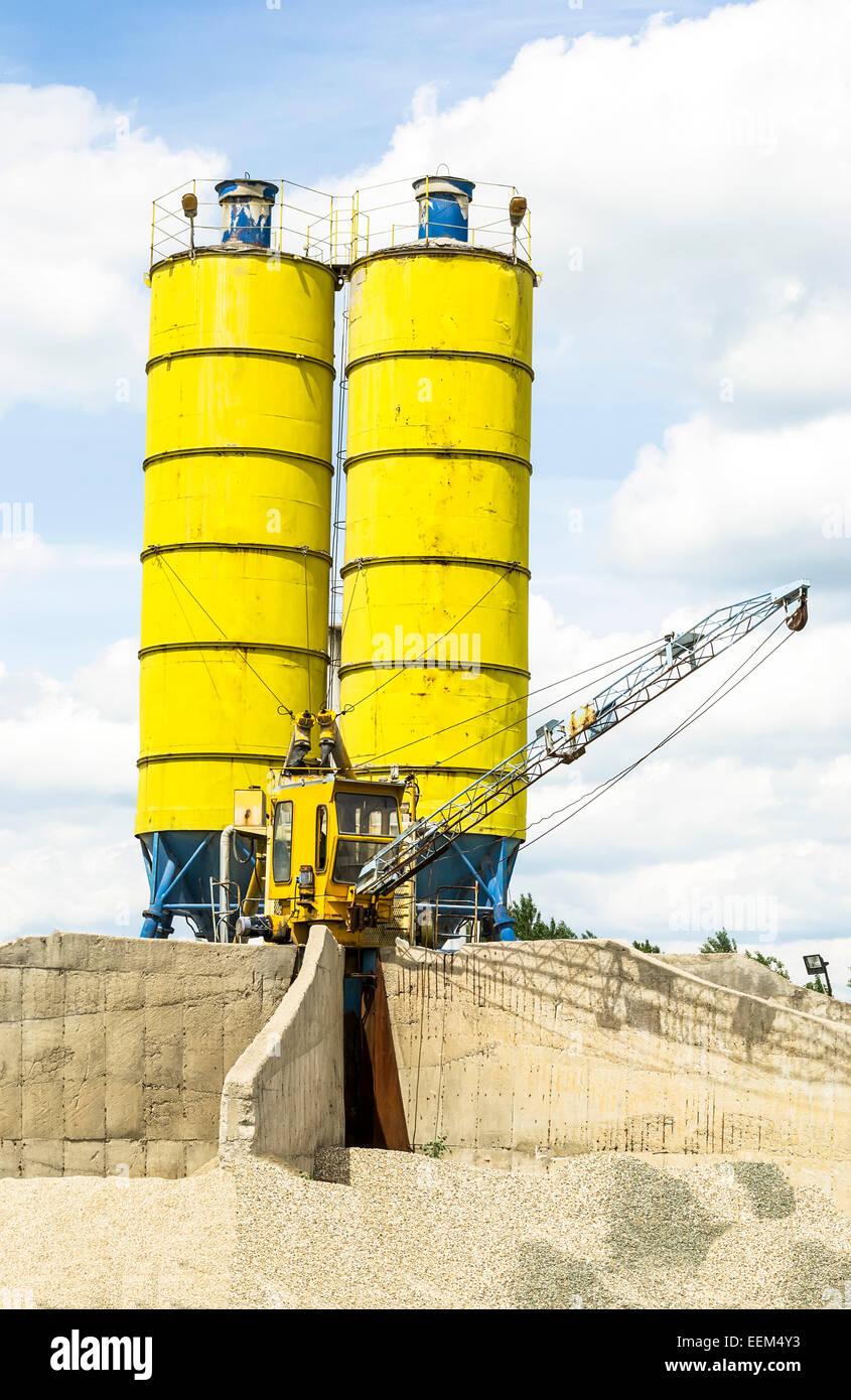 Ghiaia di macchine per la lavorazione con due serbatoi di colore giallo in corrispondenza di una cava di piccole dimensioni Foto Stock
