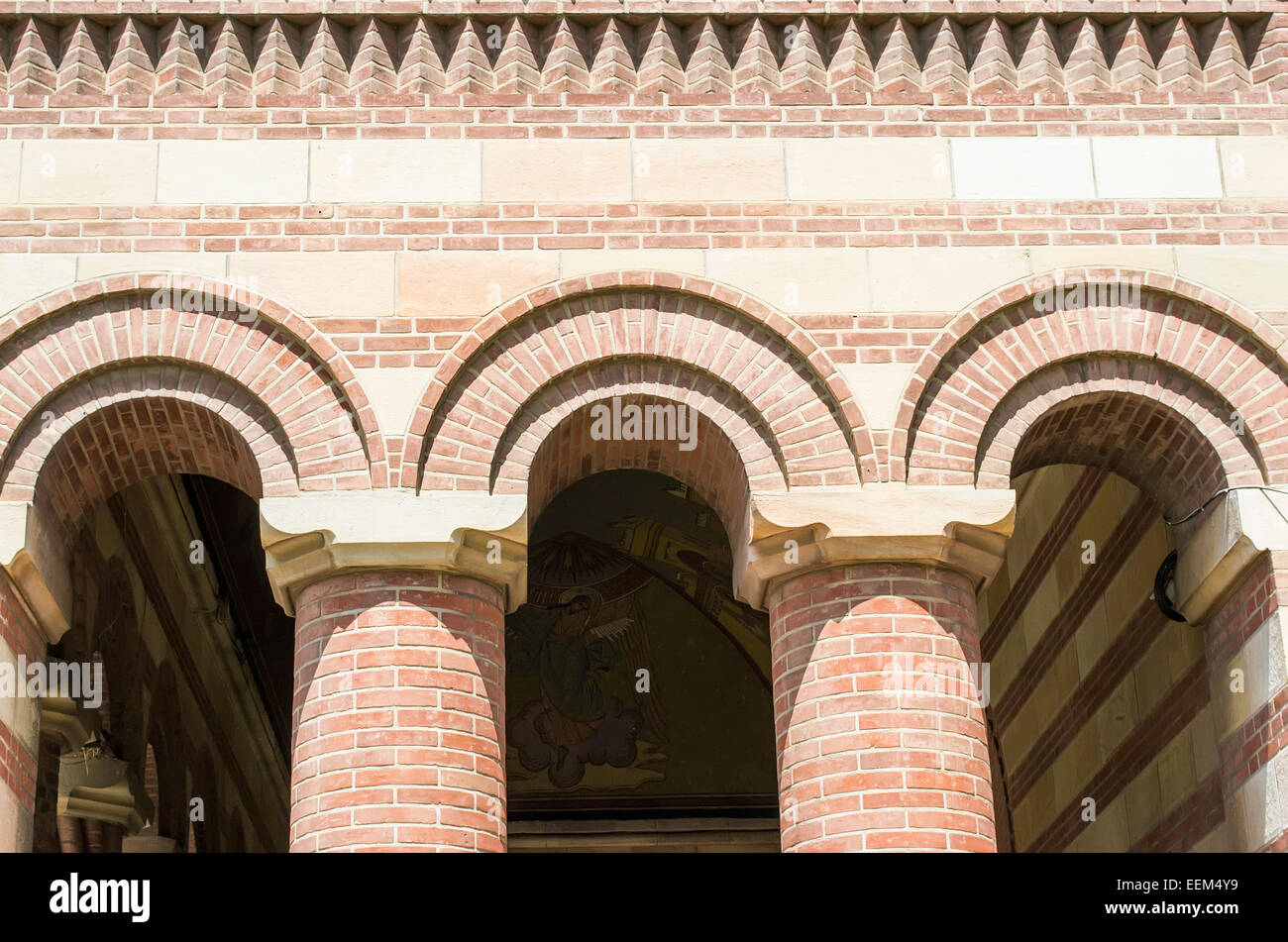Due stile bizantino , mattone colonne placcate in parte superiore, Dettagli architettonici Foto Stock