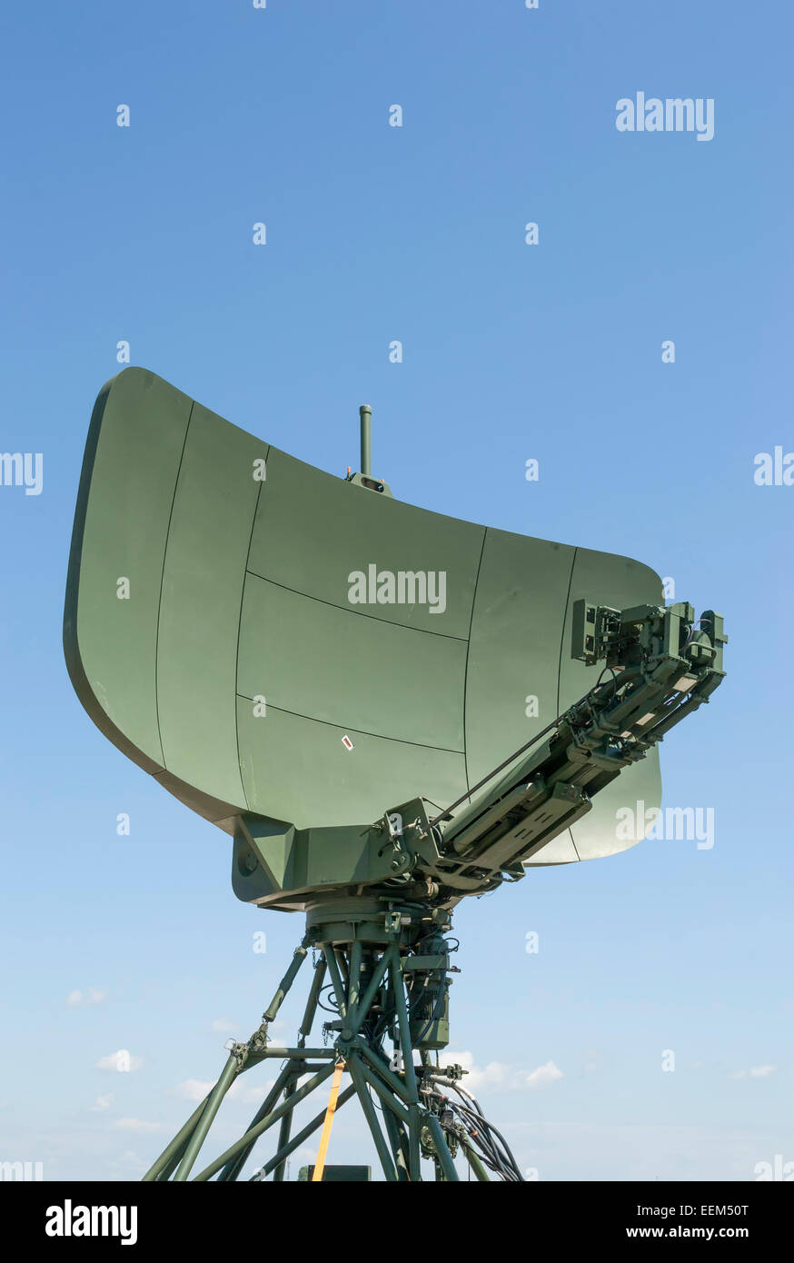 Moderno radar militari con il long range target le funzionalità di localizzazione,vista frontale Foto Stock