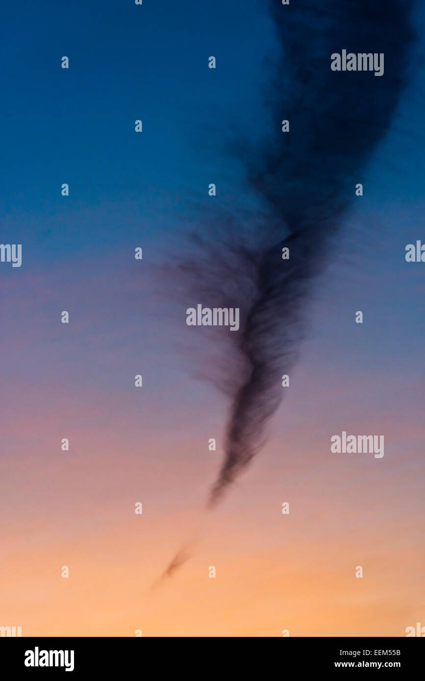Quasi perpendicolare cloud, contrail risolvere, nella luce della sera, RENANIA DEL NORD-VESTFALIA, Germania Foto Stock