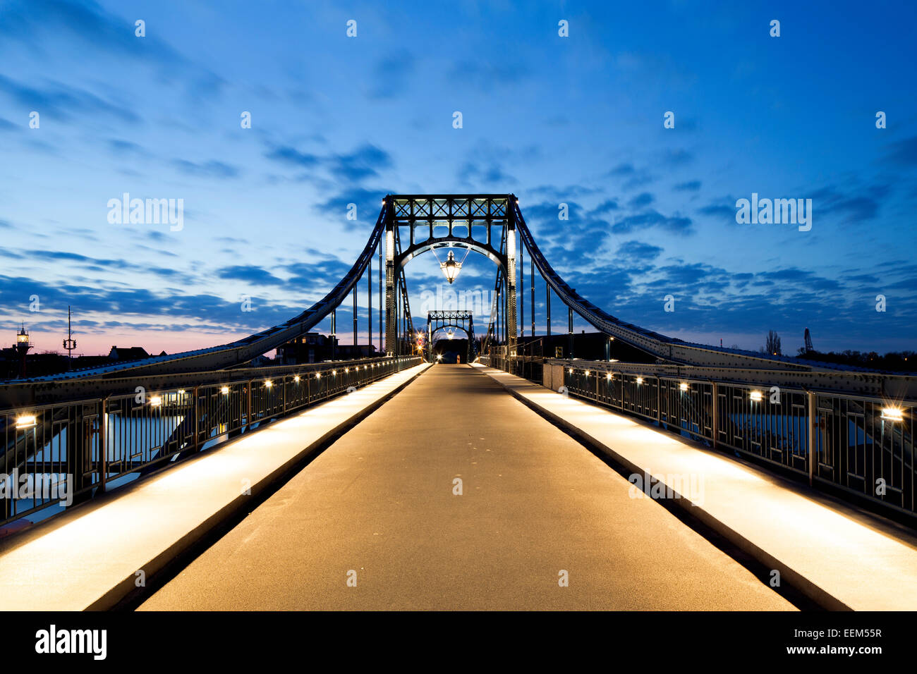 Kaiser Wilhelm Bridge, storico ponte girevole dal 1907 nel porto di Wilhelmshaven, Bassa Sassonia, Germania Foto Stock