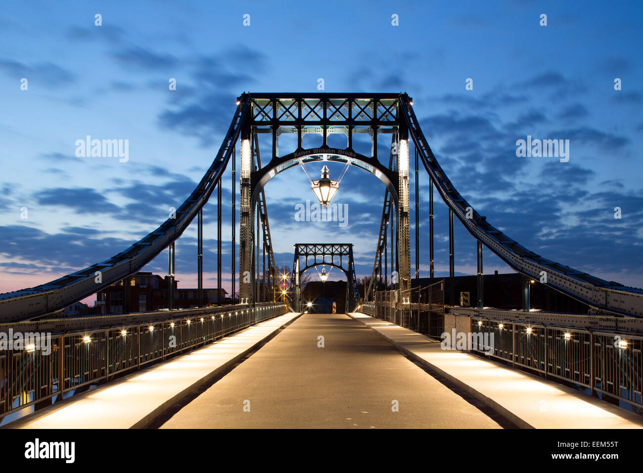 Kaiser Wilhelm Bridge, storico ponte girevole dal 1907 nel porto di Wilhelmshaven, Bassa Sassonia, Germania Foto Stock