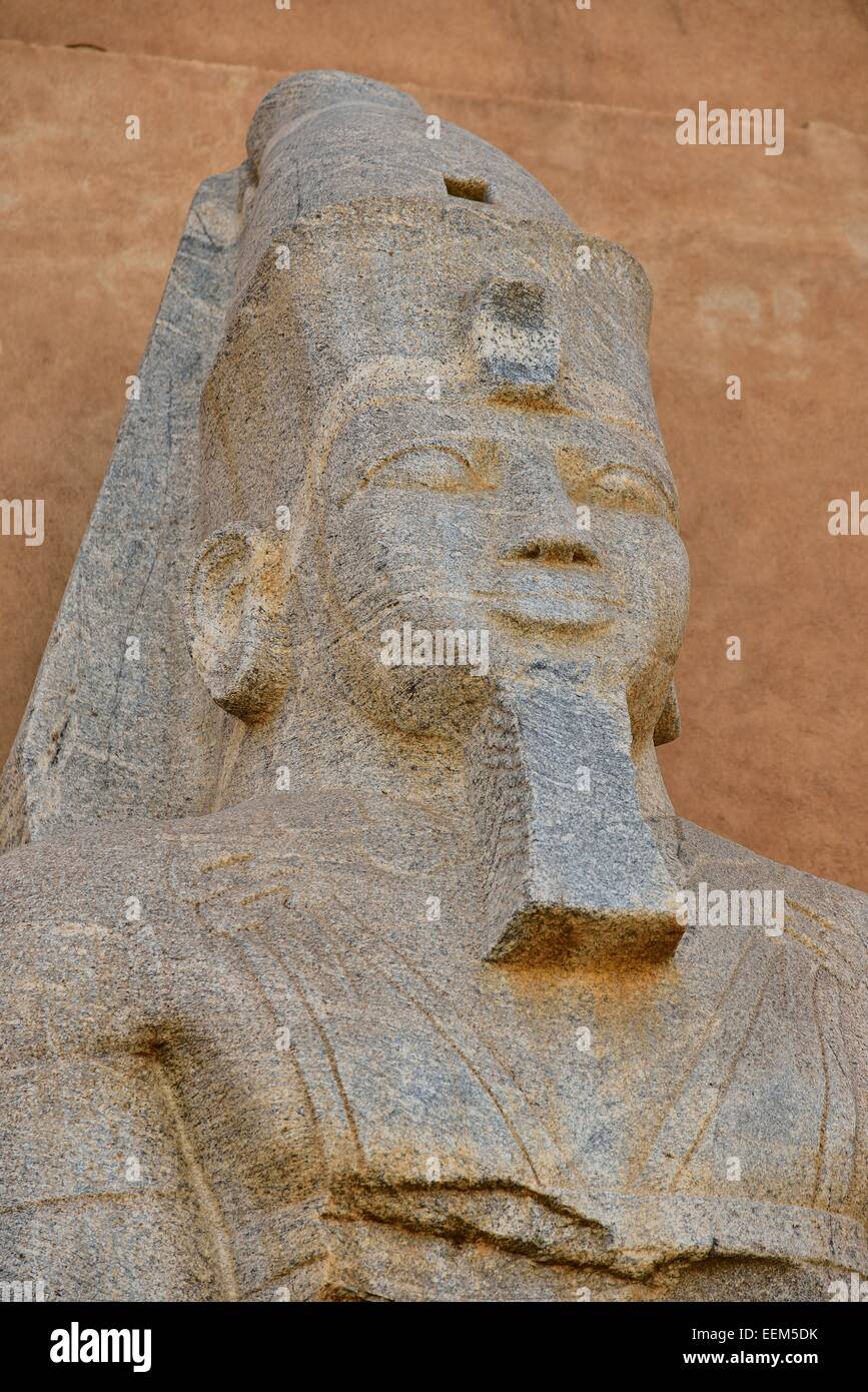 Statua colossale del tempio di Tabo davanti al Museo Nazionale del Sudan, Khartoum, Sudan Foto Stock