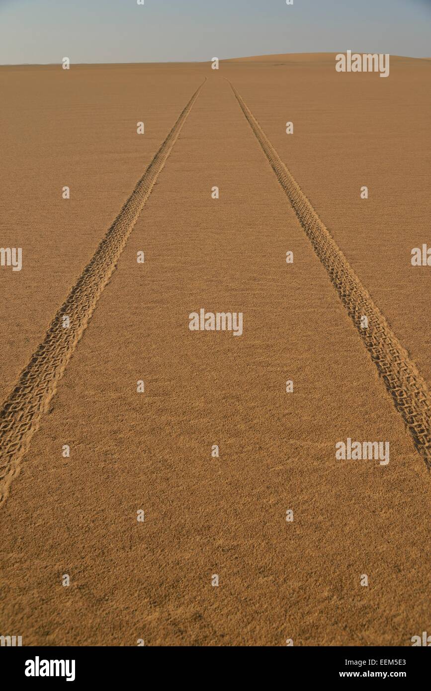 Auto tracce nella sabbia nel deserto nubiano in Dongola, settentrionale, la Nubia, Sudan Foto Stock