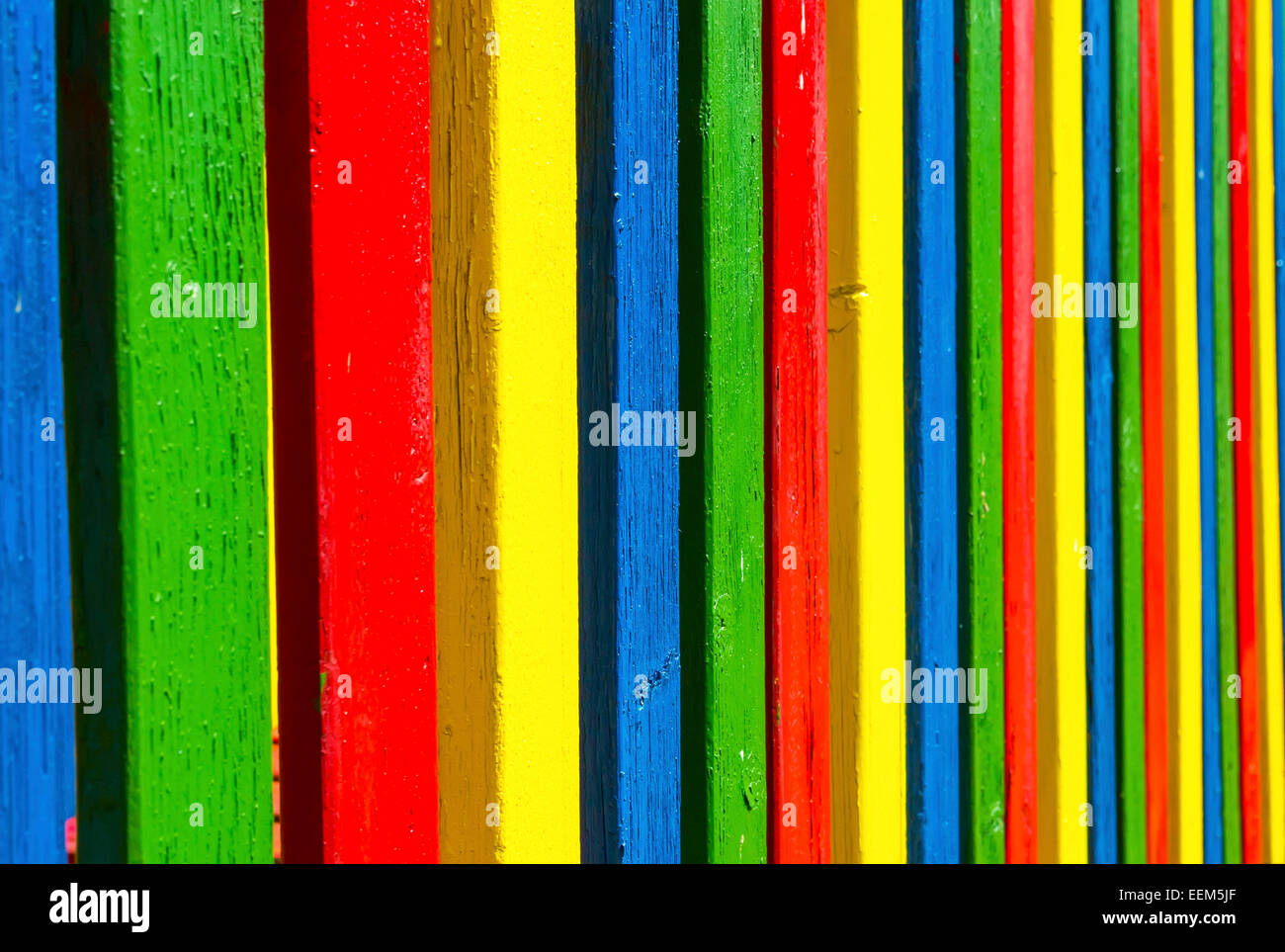 Staccionata in legno colorato in colori vibranti per bambini ricorso presso un parco giochi Foto Stock