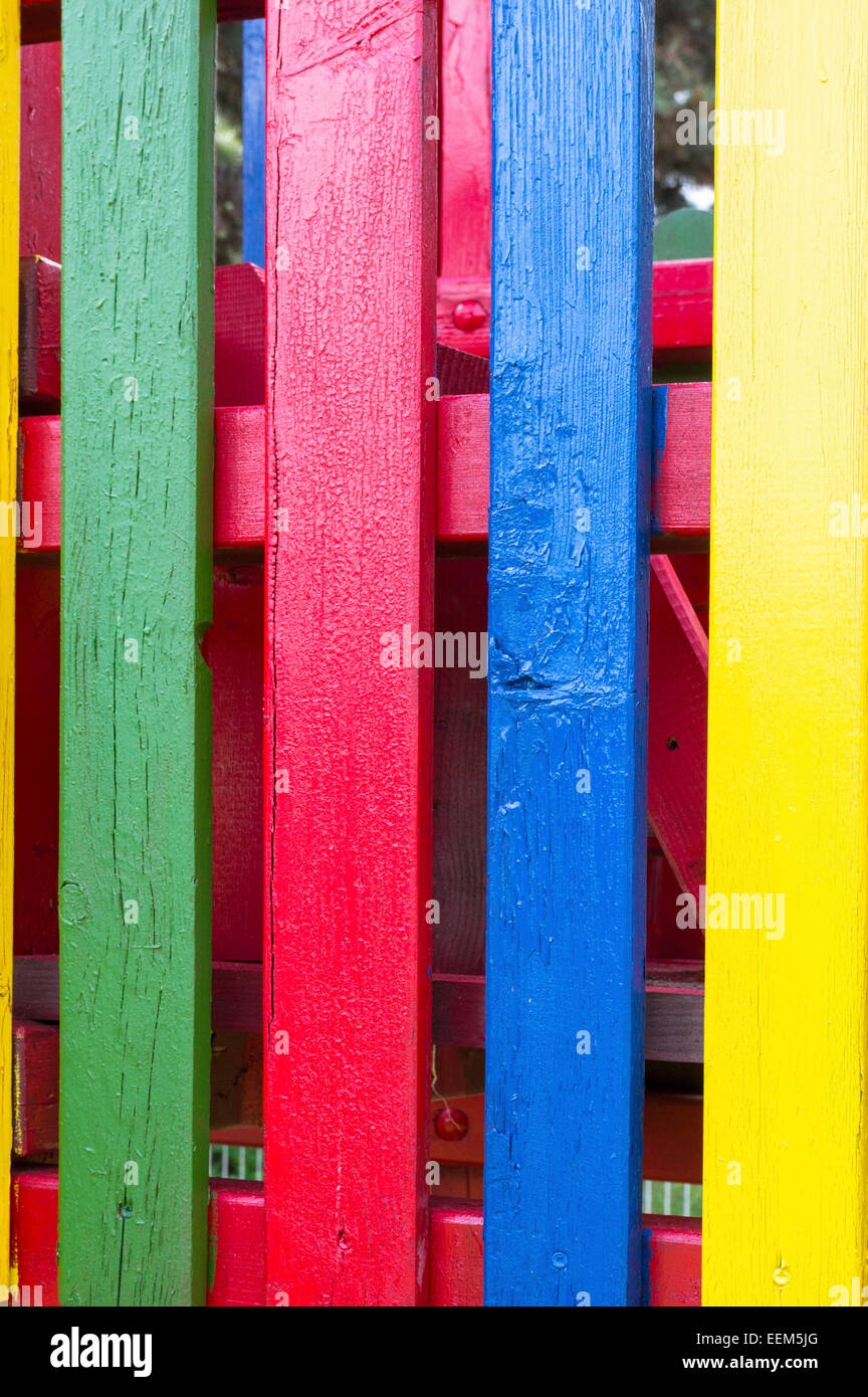Verticale quattro listelli in legno dipinto in colori vibranti Foto Stock
