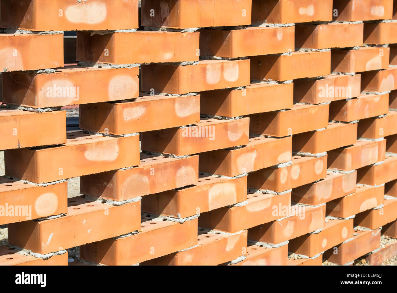 Mattoni sovrapposti tenuti insieme con malta formando uno strato di mattoni pattern Foto Stock