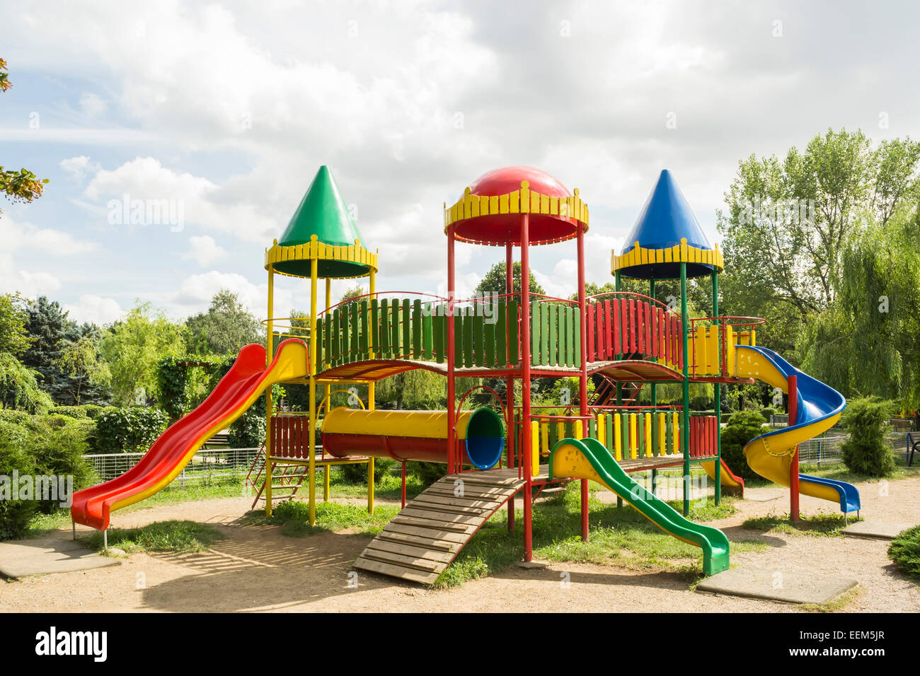 Colorato parco giochi per bambini con castello come costruzione e attrezzature da gioco Foto Stock