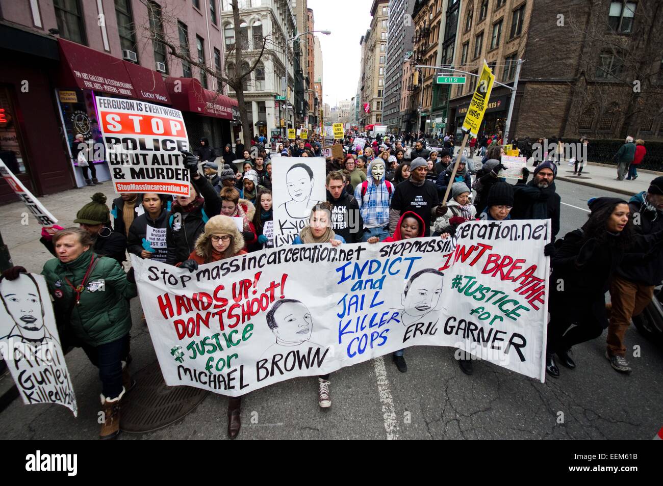 Manifestanti salmodiare sologans come essi marzo giù broadway centinaia di manifestanti in Harlem durante il Martin Luther King Jr. giorno dimostrazione riuniti a Malcolm X Blvd. e Central Park a nord per un 'Dream4giustizia' marzo alle Nazioni Unite, riempito Foley Square a Manhattan e messa in scena di una matrice in al Grand Central Terminal. Credito: Geovien in modo pacifico/press/Alamy Live News Foto Stock