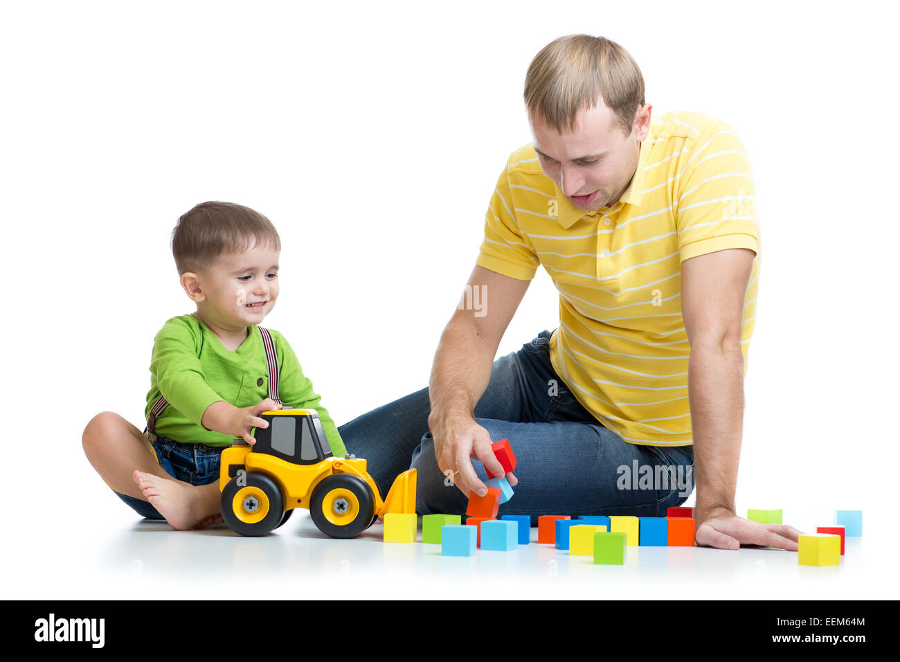 Kid e il suo papà riparare il trattore giocattolo Foto Stock