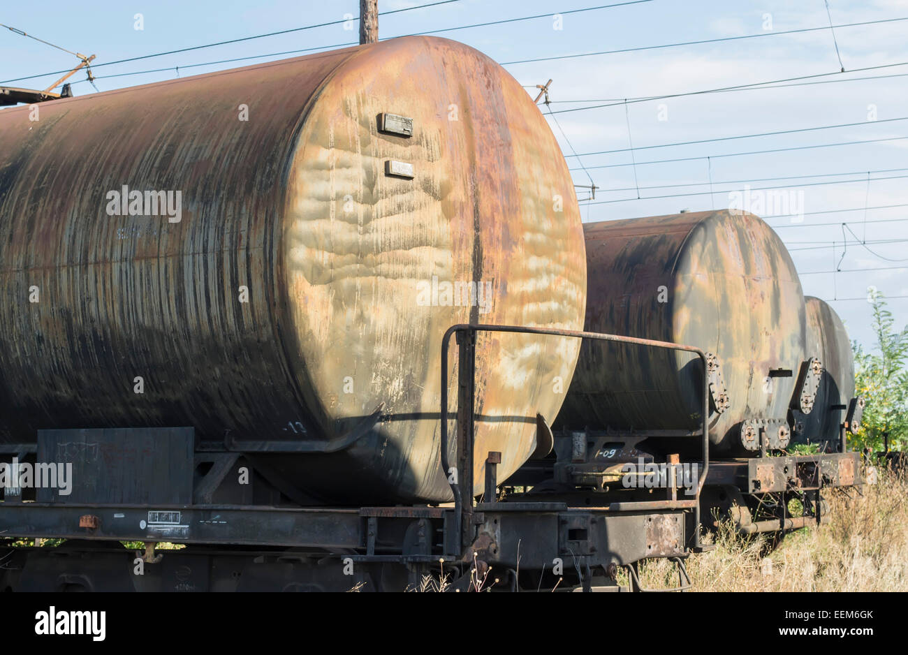 Righe di merci i carri cisterna, abbandonati sui binari della ferrovia di un ex piattaforma industriale Foto Stock