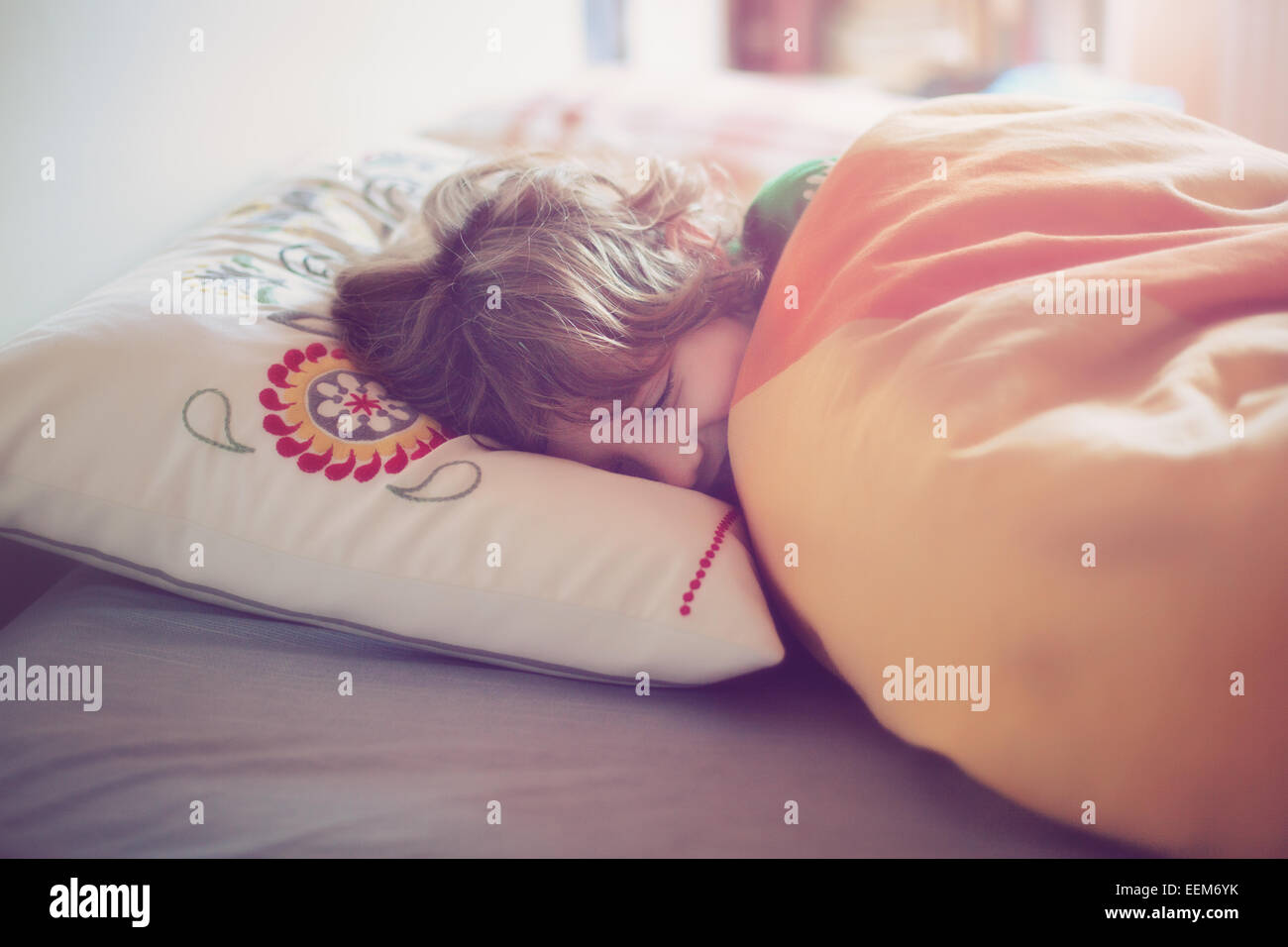 Sleeping boy (6-7) a letto Foto Stock