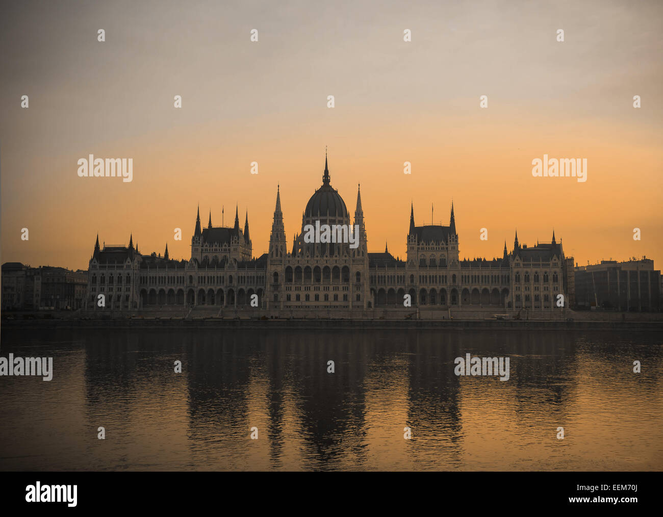 Ungheria, Budapest, il palazzo del parlamento di sunrise Foto Stock