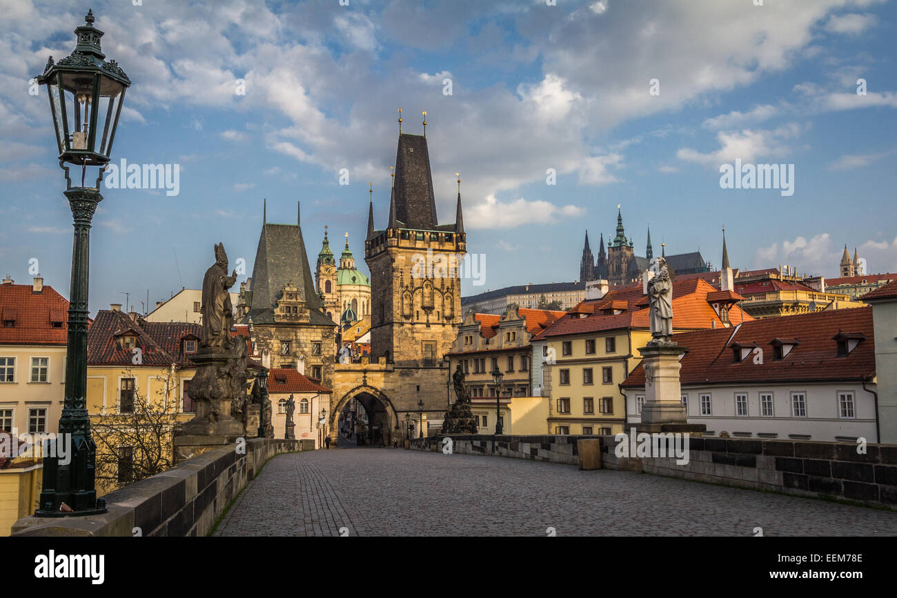 Vista della torre del ponte Mala Strana e del castello di Praga dal Ponte Carlo, Praga, Repubblica Ceca Foto Stock