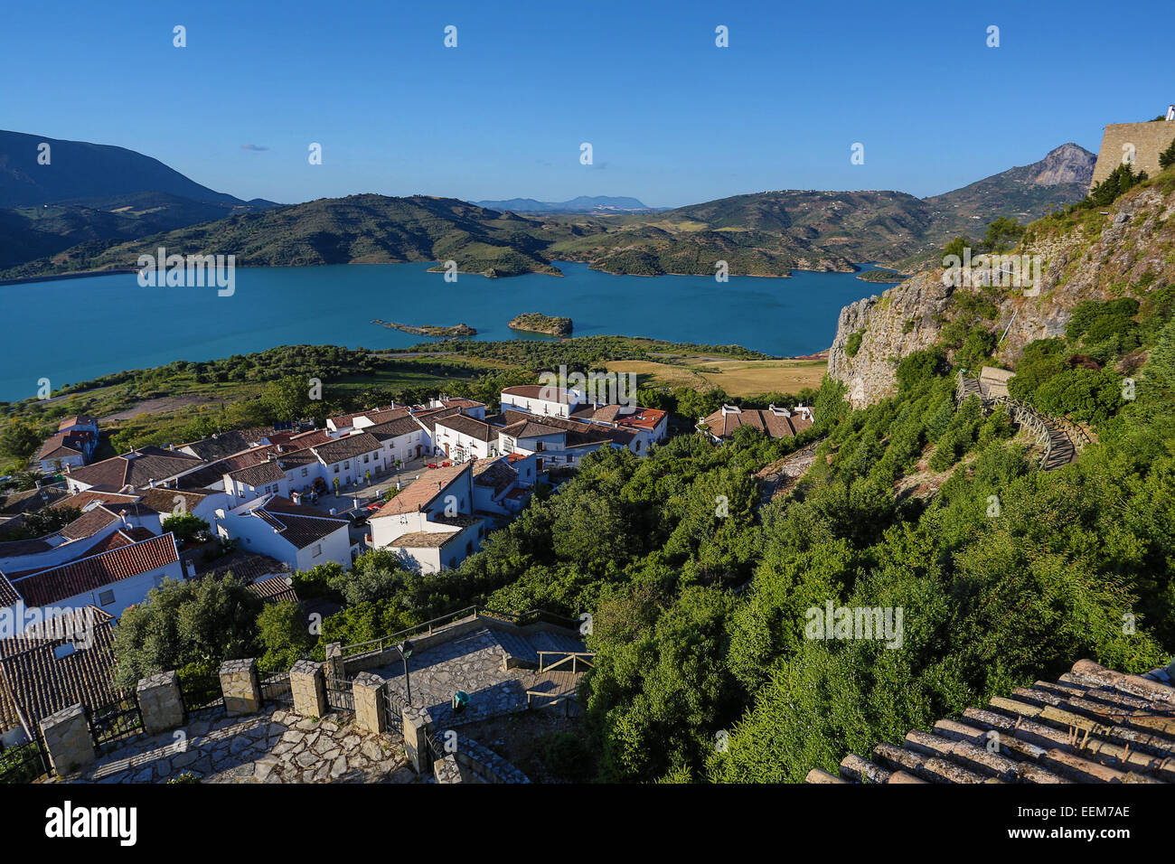 Spagna, Andalusia, Provincia di Cadice, Zahara, vista in elevazione del villaggio con la fortificazione circondata da laghi e montagne Foto Stock