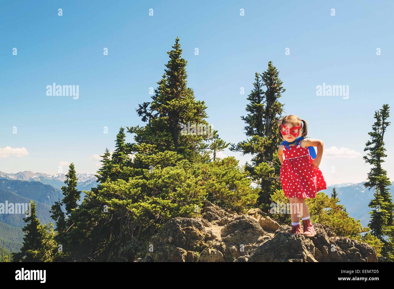 Ragazza vestita come supereroe in piedi su una montagna, Stati Uniti Foto Stock