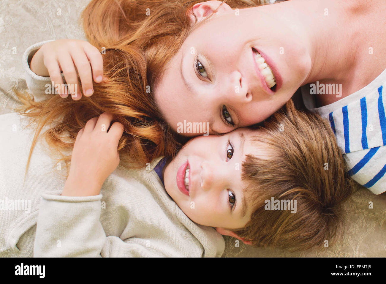 Vista dall'alto di una madre e di un figlio felici che si trovano sul pavimento Foto Stock