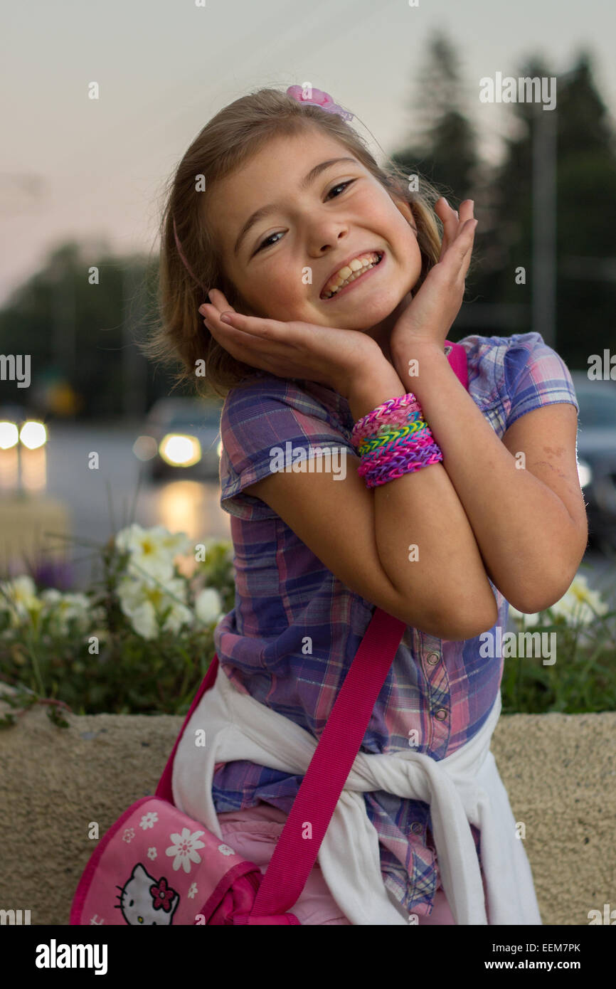 Bambina (6-7) sorridente Foto Stock