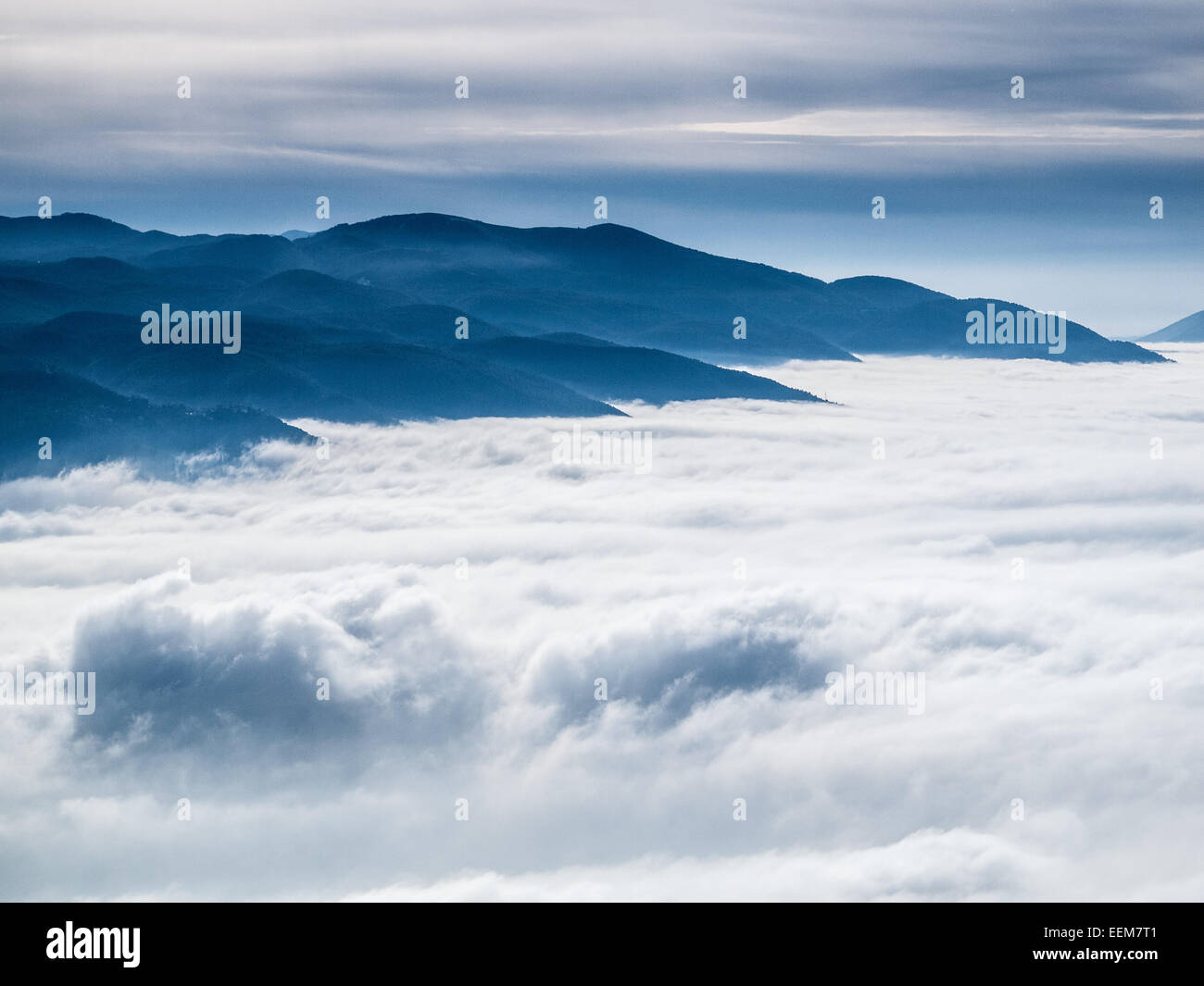 Montagne di nuvole Foto Stock