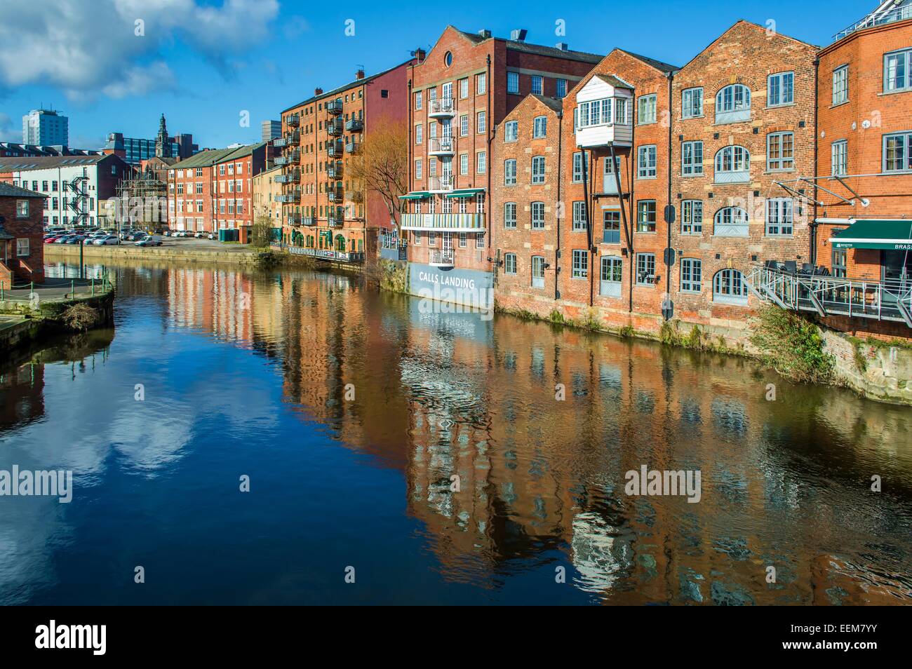 Edifici sul lungomare lungo il fiume Aire, Leeds, Yorkshire, Inghilterra, Regno Unito Foto Stock