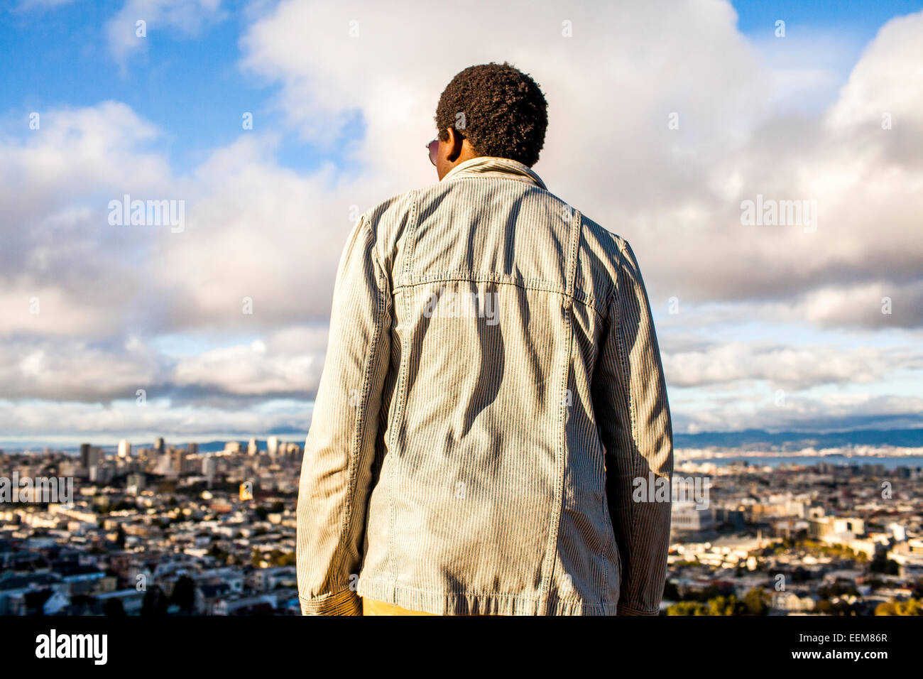 Uomo nero guardando alla vista panoramica del paesaggio urbano Foto Stock