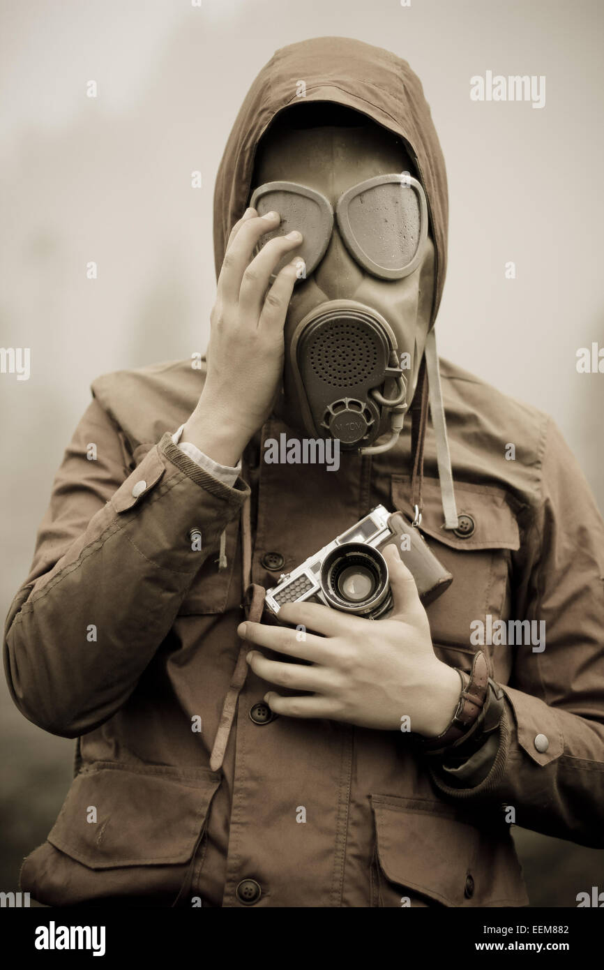 Uomo con la telecamera analogica indossando maschera a gas Foto Stock Uomo con la telecamera analogica indossando maschera a gas Foto Stock