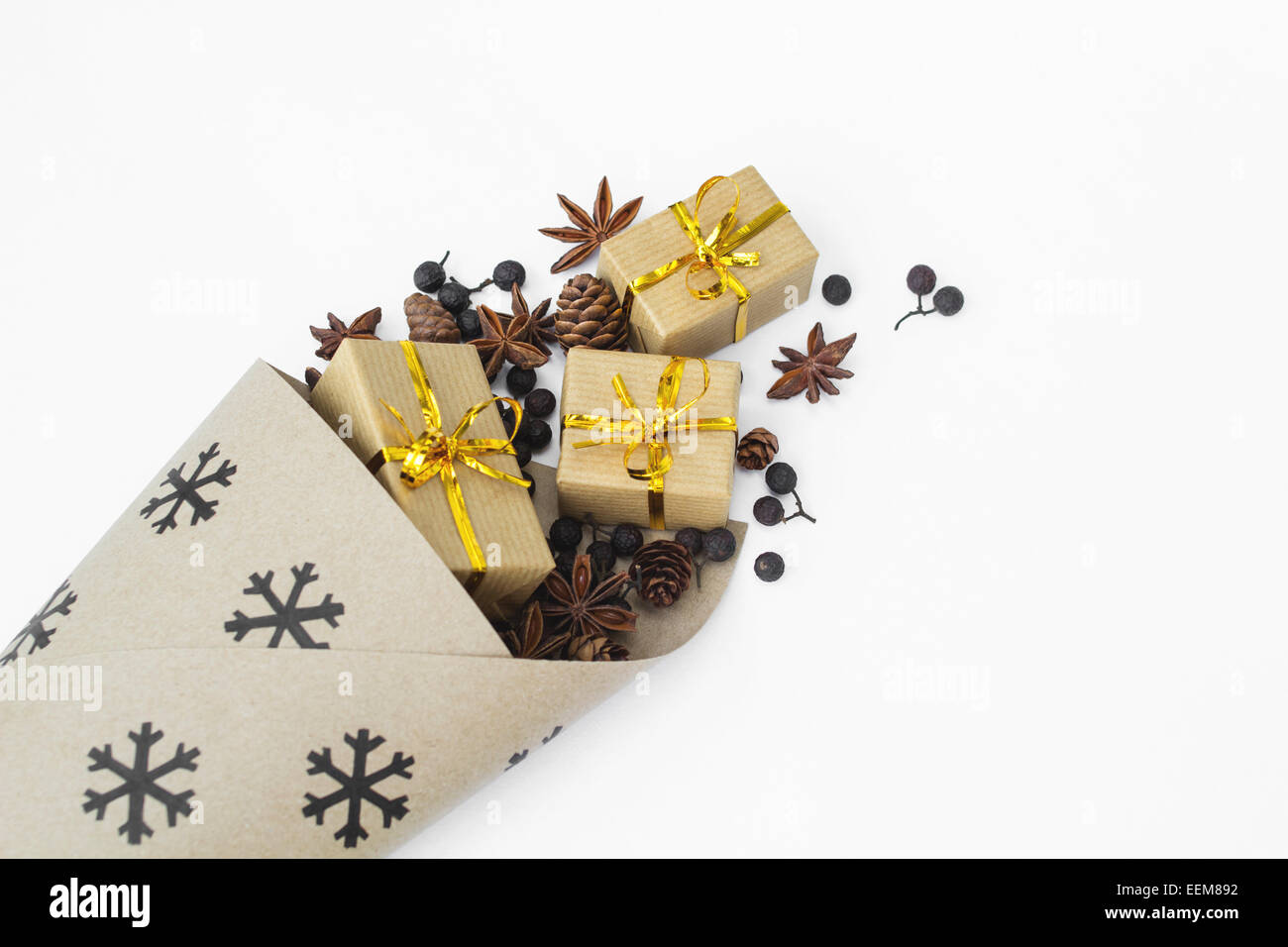 Carta di Natale borsa con doni versando il Foto Stock