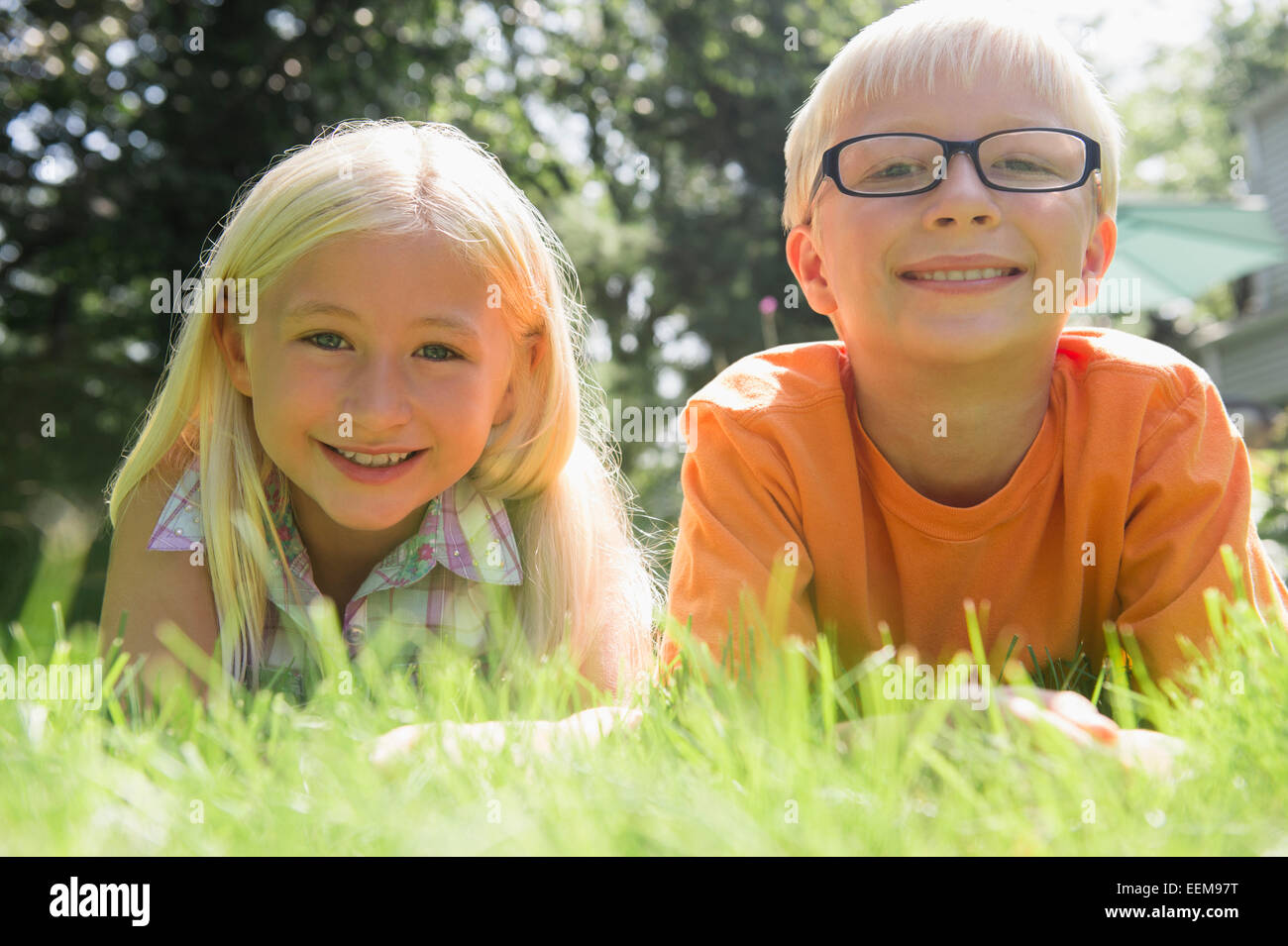 Bambini caucasici sorridente in cortile Foto Stock