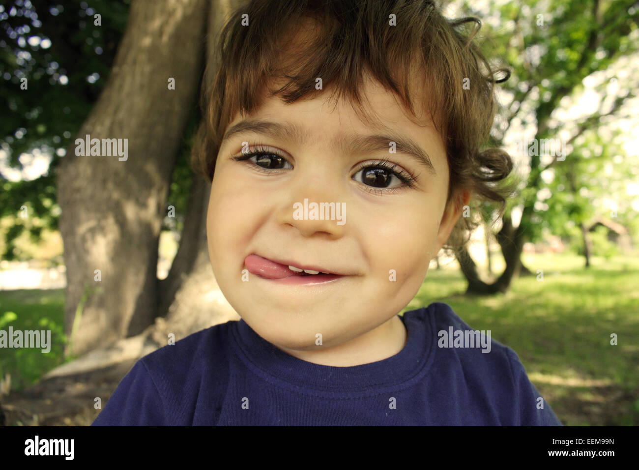 Little Boy (18-23 mesi) rendendo la faccia Foto Stock