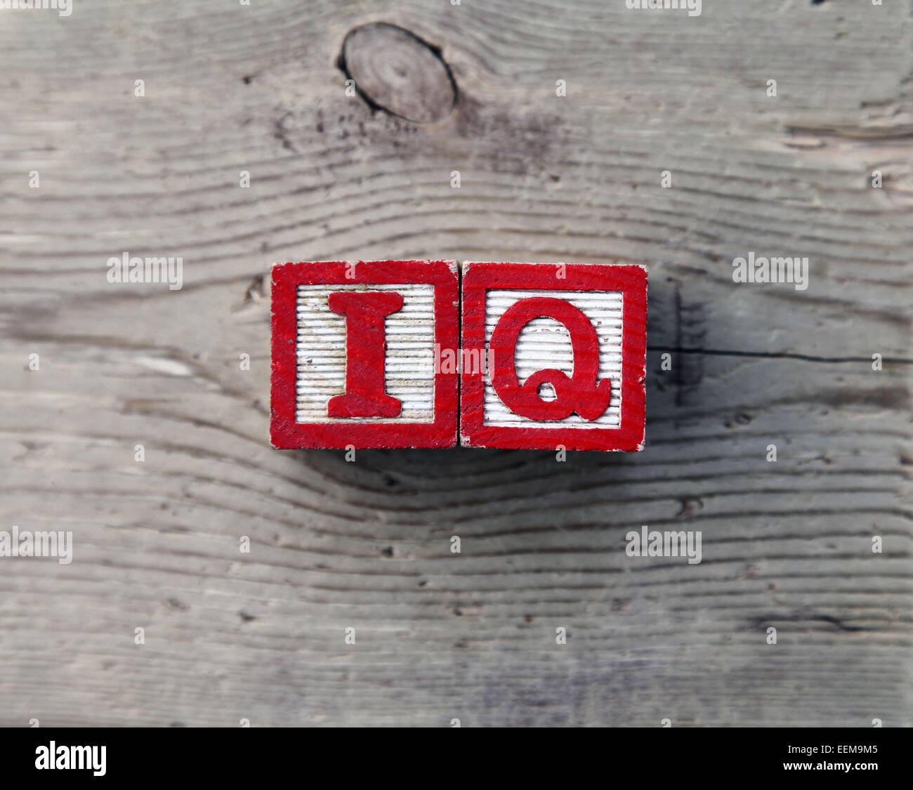 Si tratta di una foto vista superiore dei blocchi di legno o cubetti di legno combinati insieme per creare la sigla IQ per quoziente di intelligenza Foto Stock