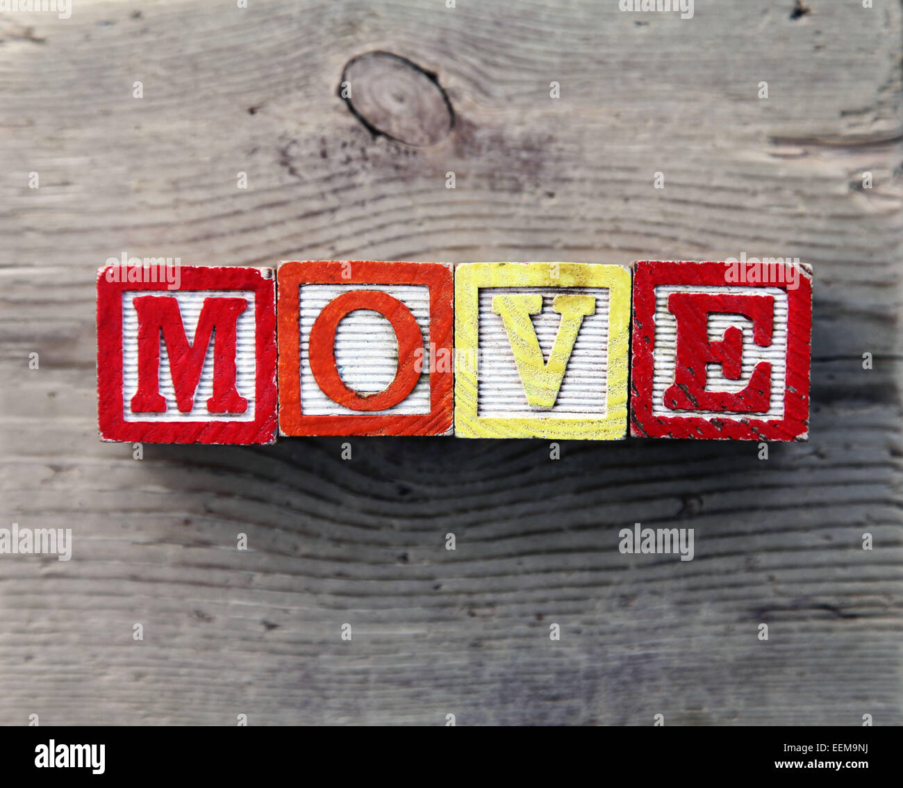 Si tratta di una foto vista superiore dei blocchi di legno o cubetti di legno combinati insieme per creare la parola spostare Foto Stock