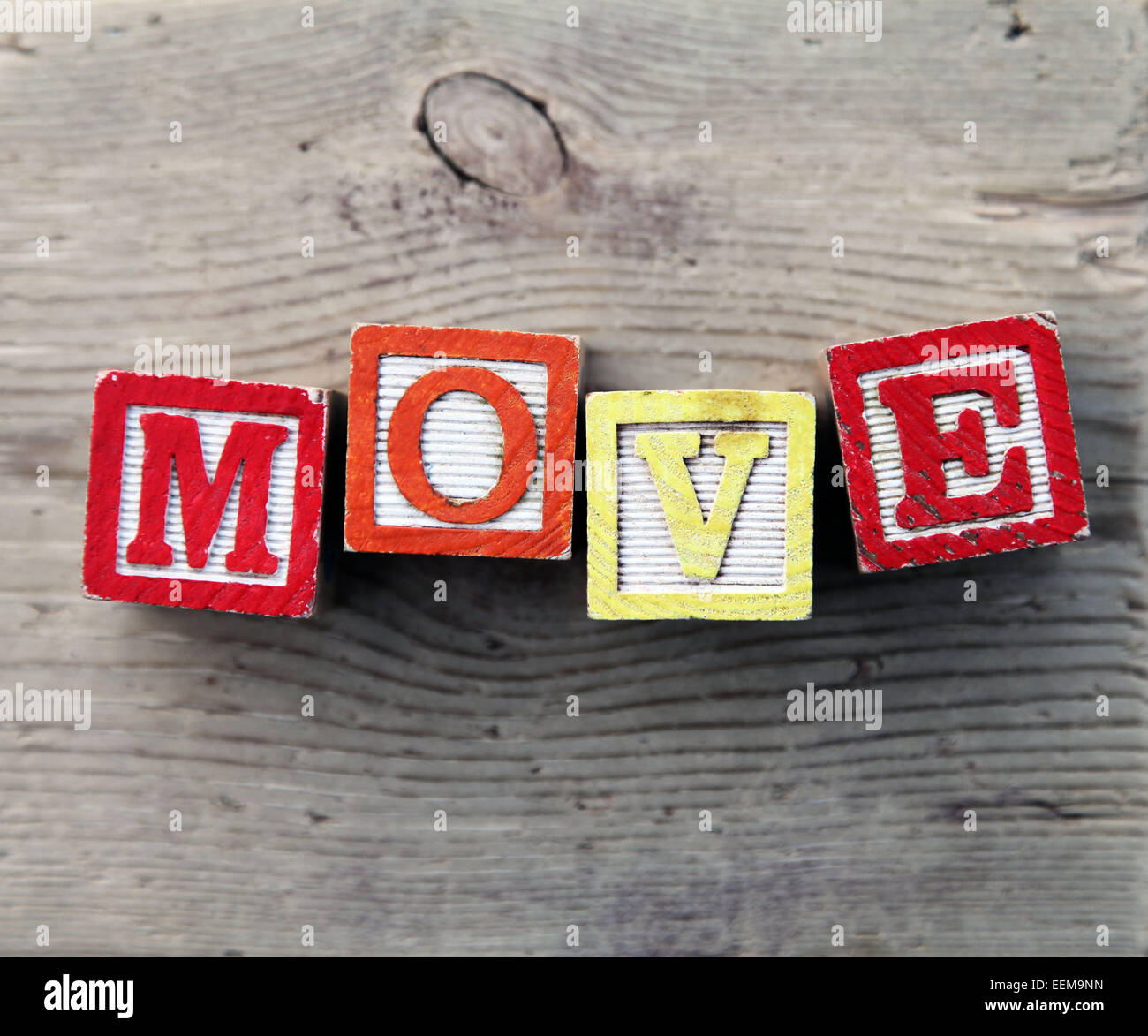 Si tratta di una foto vista superiore dei blocchi di legno o cubetti di legno combinati insieme per creare la parola spostare Foto Stock