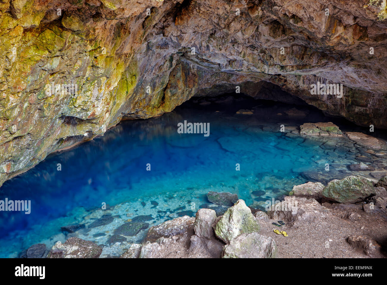 Piscina di acqua cristallina nella grotta di Zeus vicino Guzelcamli, Aydin Provincia, Turchia. Foto Stock