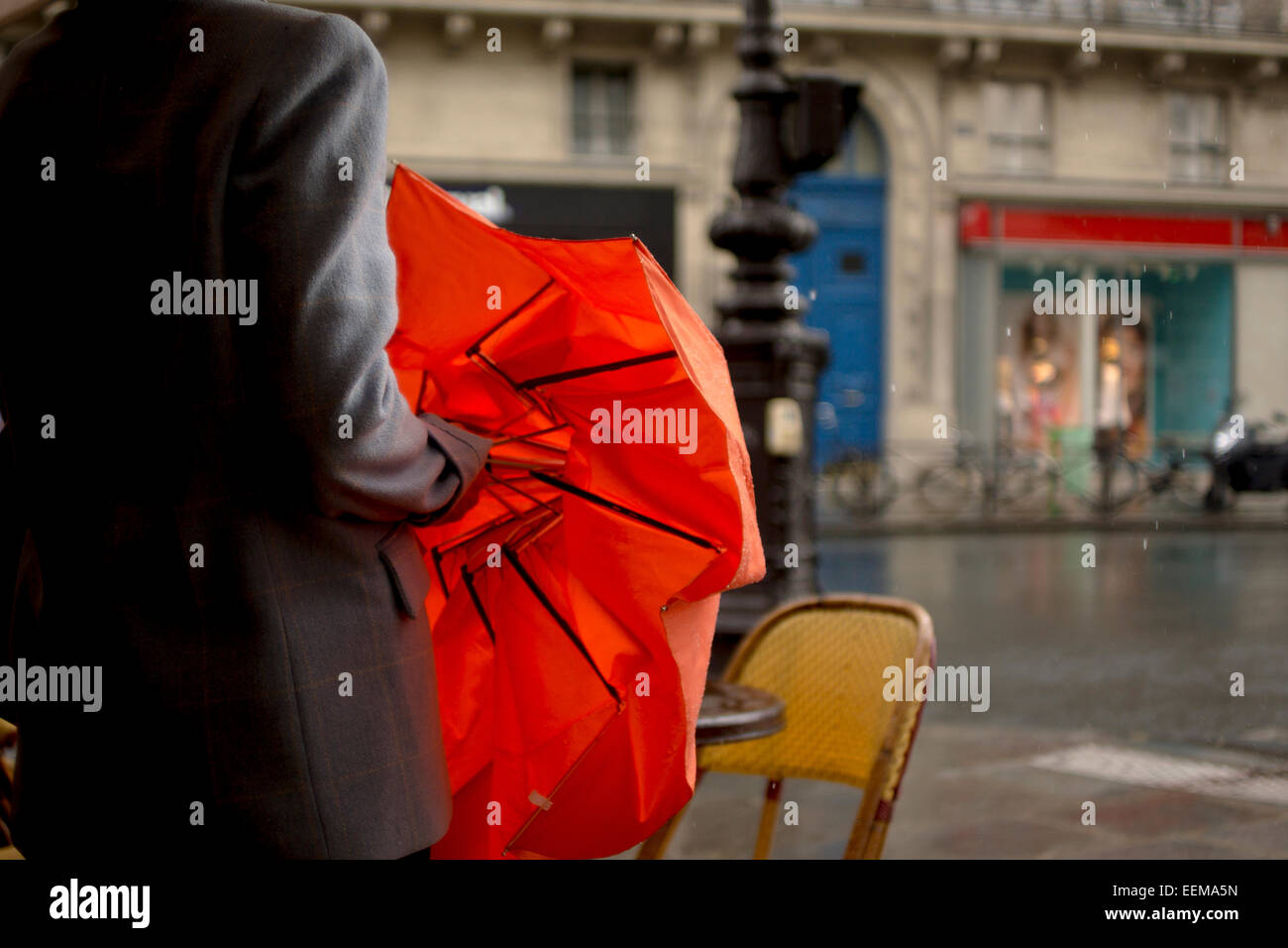 Close up donna ombrello di apertura sulla città piovosa street Foto Stock