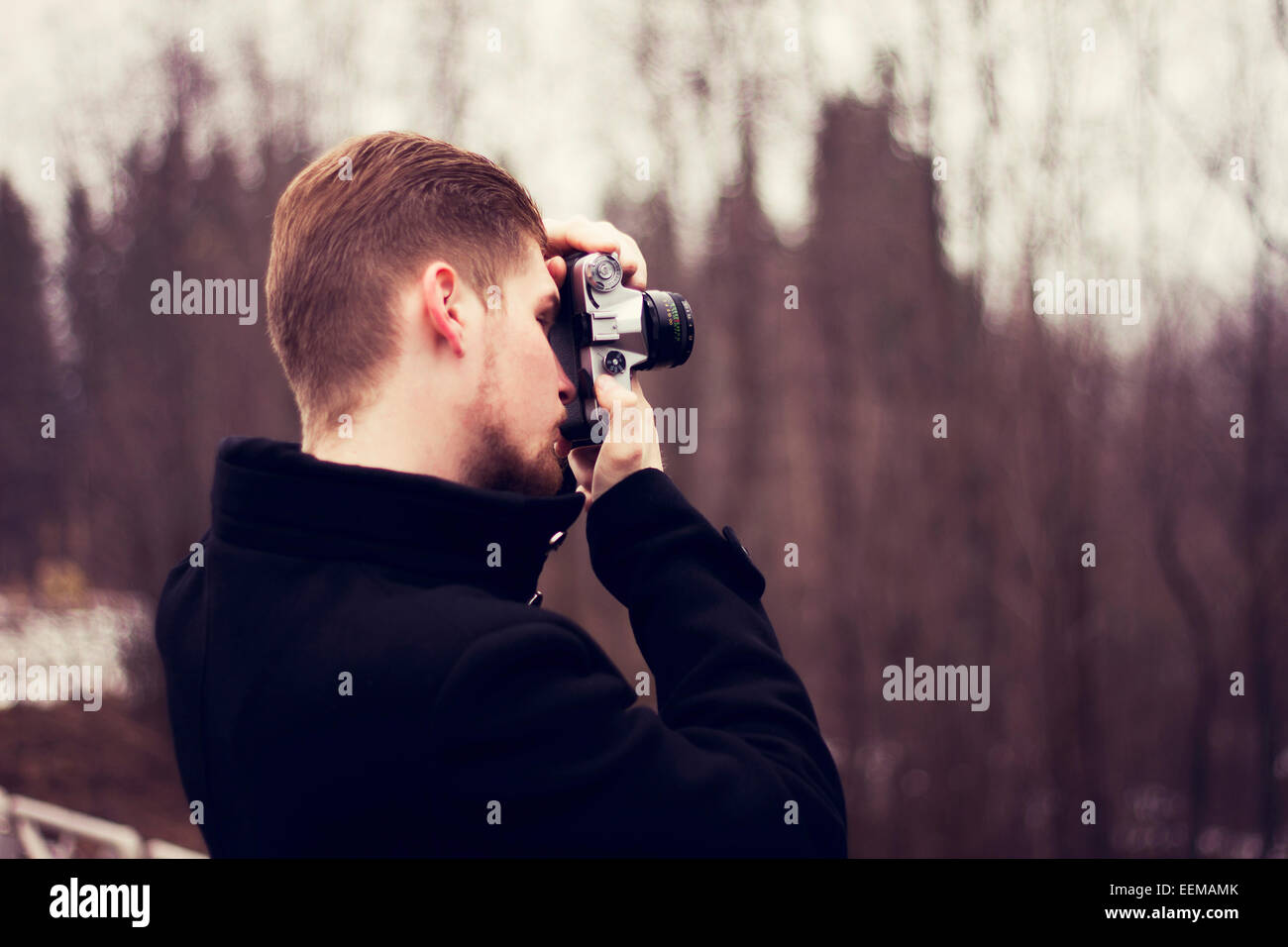 Uomo caucasico tenendo fotografia all'aperto Foto Stock