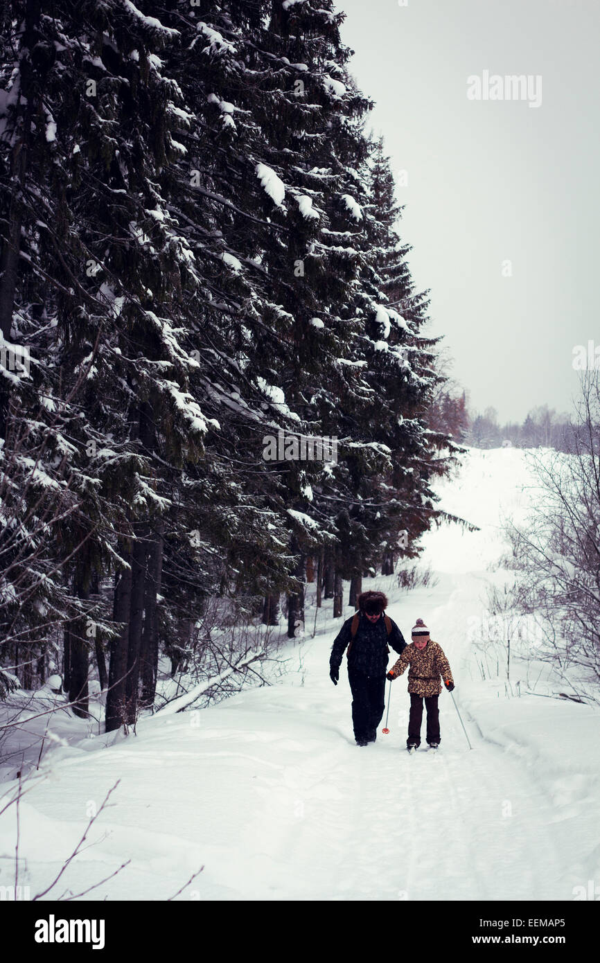 Caucasian padre e figlia sci di fondo su strada innevata Foto Stock