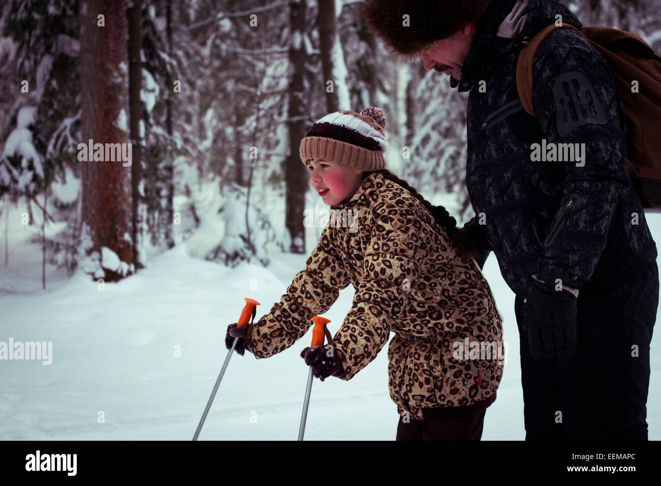 Caucasian padre figlia di insegnamento alle piste per lo sci di fondo nella foresta Foto Stock