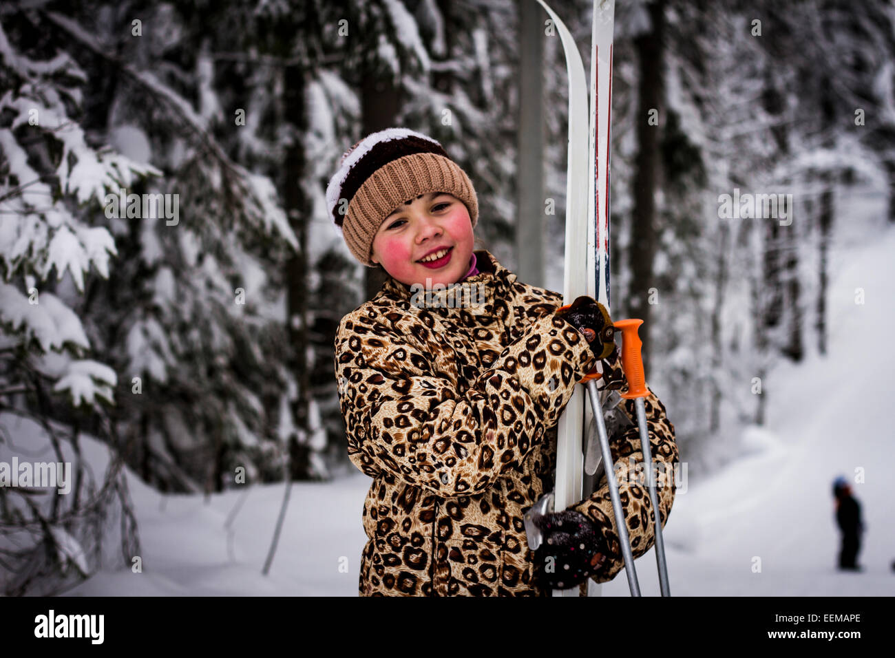 Ragazza caucasica il trasporto di sci nella foresta Foto Stock