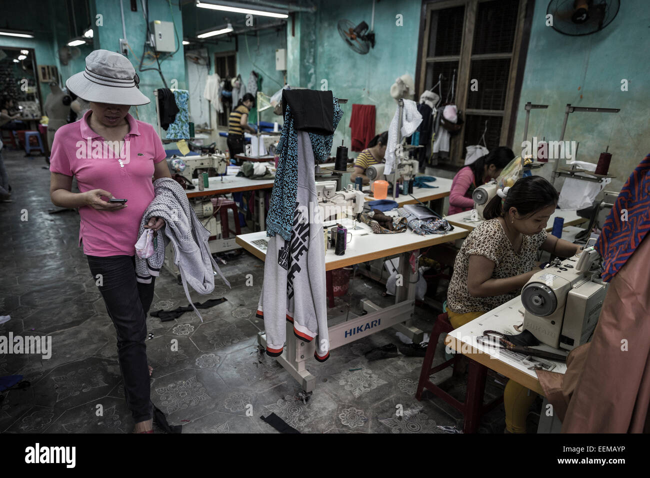 Numerose le donne a lavorare in una fabbrica tessile. Uno dei motori dell'economia vietnamita è quello del tessile e della produzione di calzature. Foto Stock