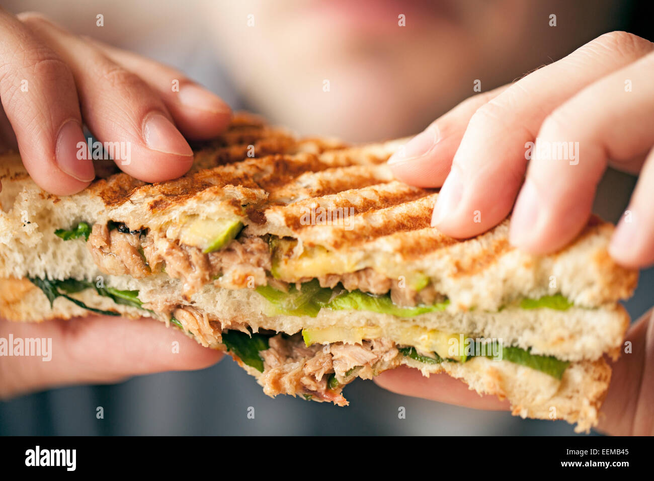 Close up della donna mangiare panino Foto Stock