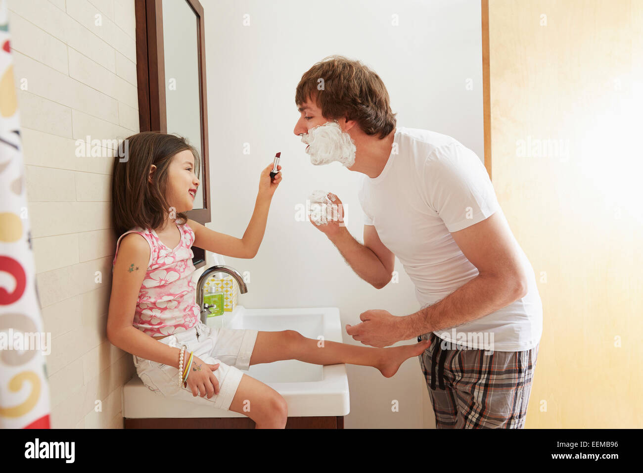 Padre e figlia giocando in bagno Foto Stock
