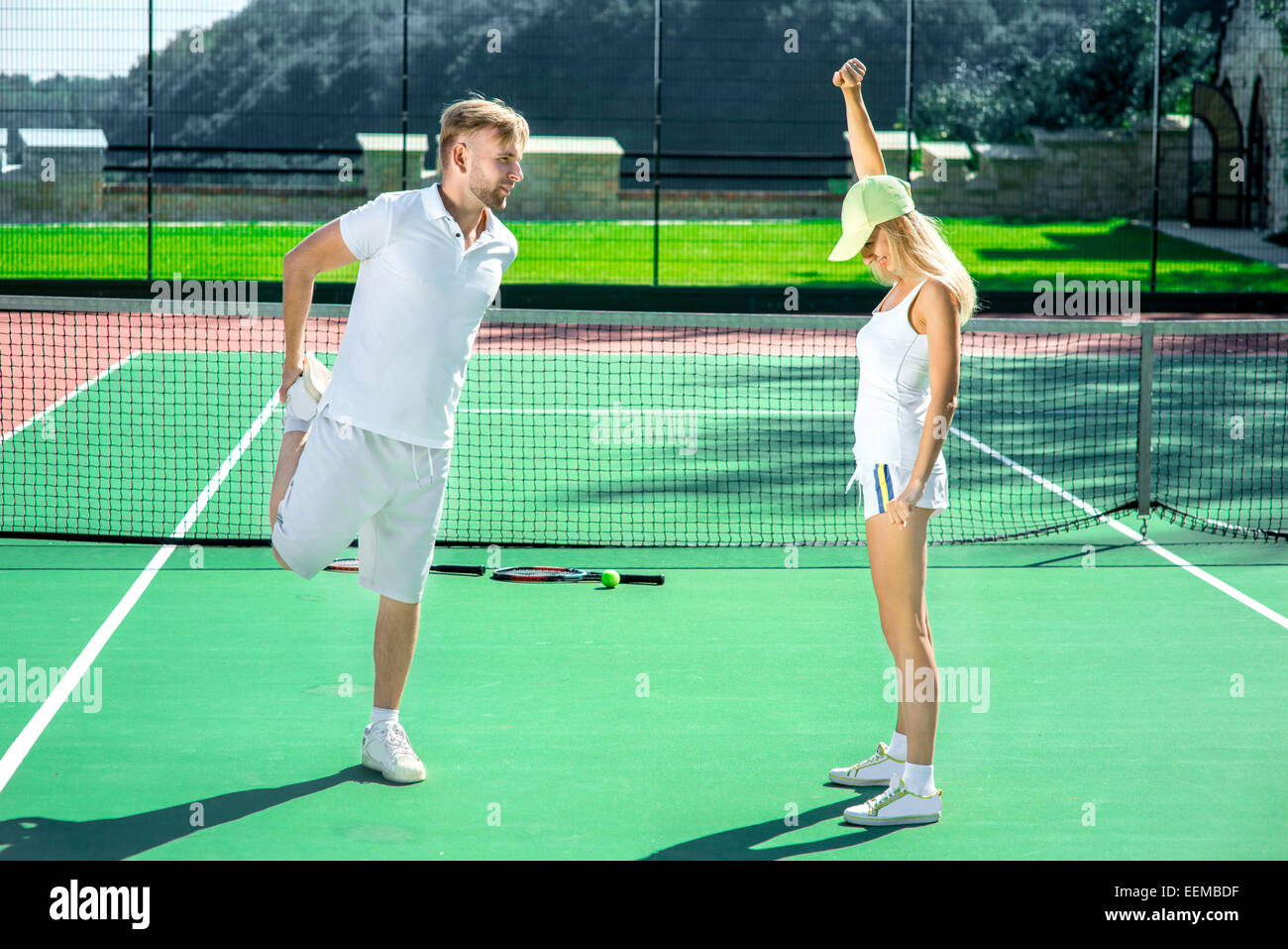 Coppia giovane la formazione sul campo da tennis Foto Stock