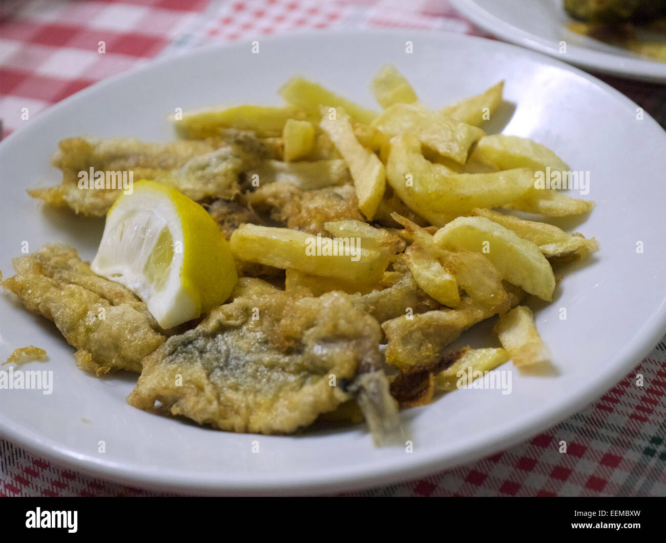 Piatto di pesce fritto e patatine fritte con il limone Foto Stock