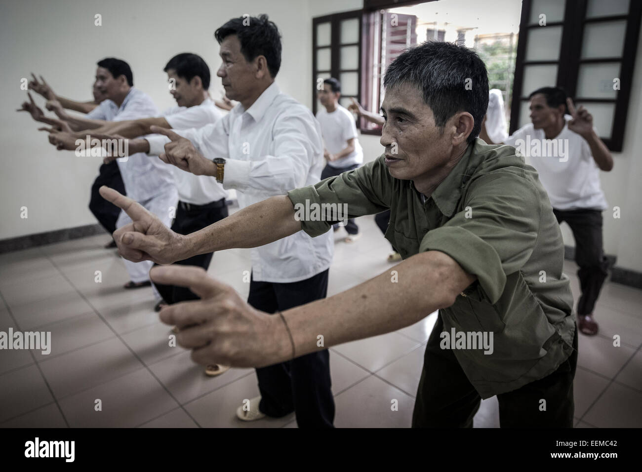 Molti veterani di guerra affetti da agente Orange frequentare una classe di esercizi per migliorare la vostra salute con disturbi. Foto Stock