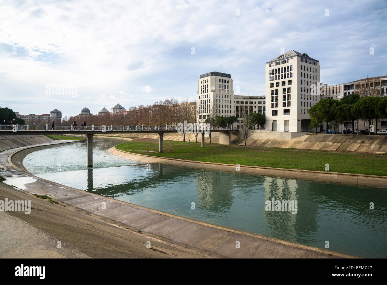 Ponte sul fiume Lez e nuovo sviluppo urbano, Montpellier, Francia Foto Stock