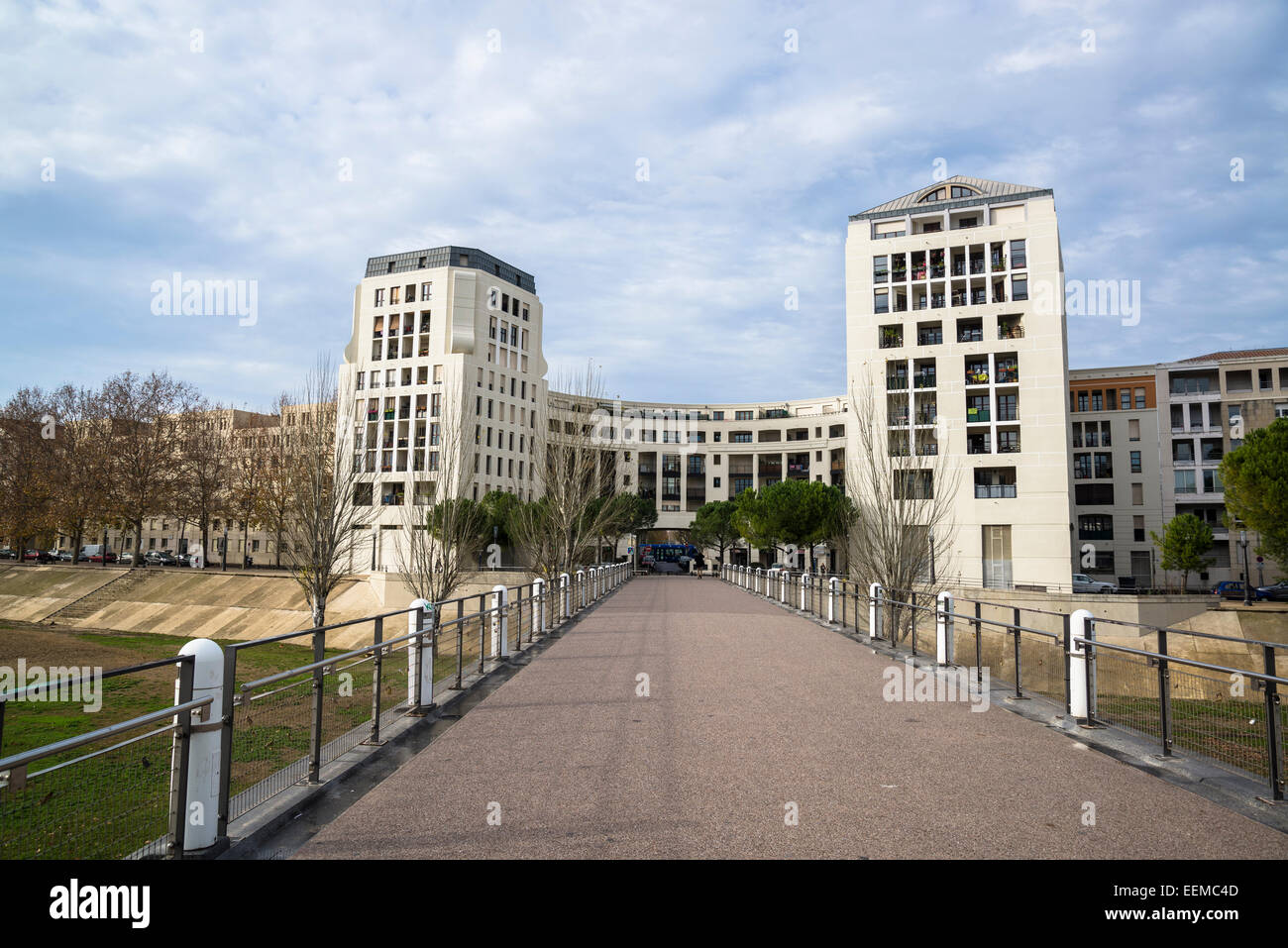 Ponte sul fiume Lez e nuovo sviluppo urbano, Montpellier, Francia Foto Stock