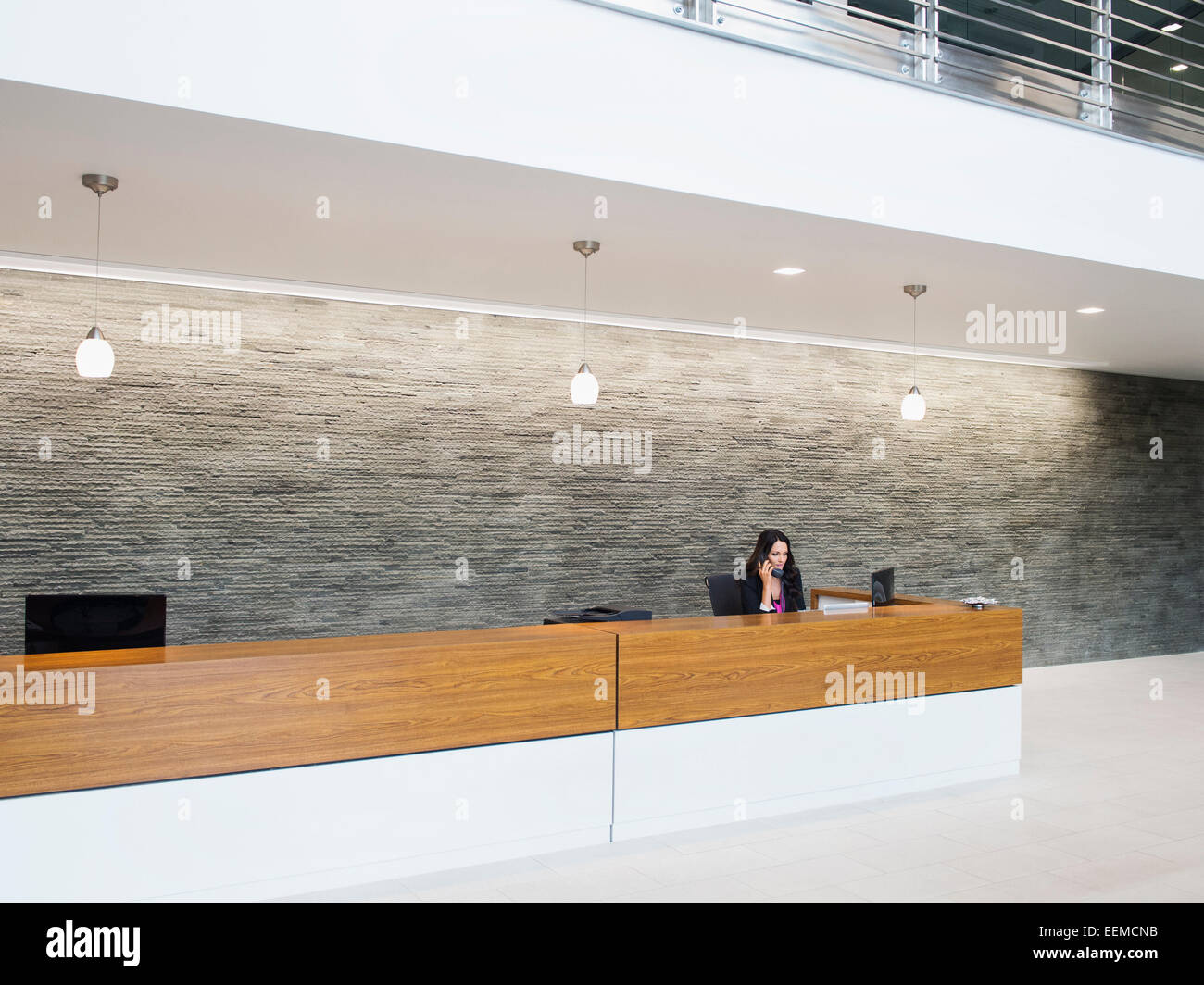 Receptionist caucasica lavorando in ufficio reception Foto Stock