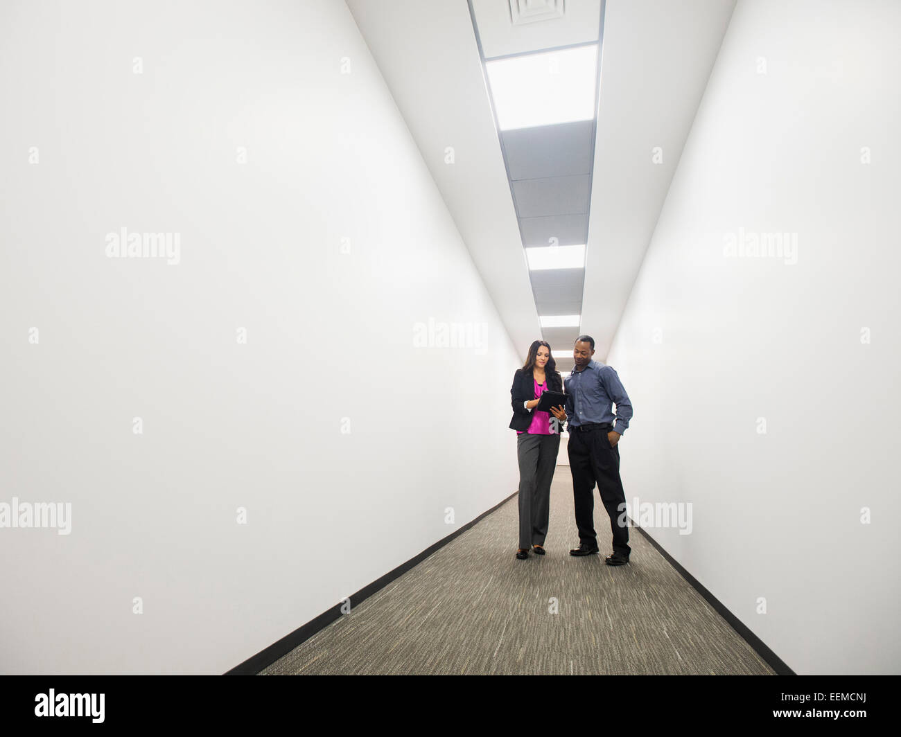 La gente di affari di parlare nel corridoio di office Foto Stock