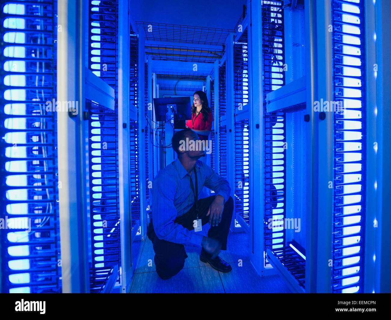 La gente di affari che lavorano in sala server Foto Stock