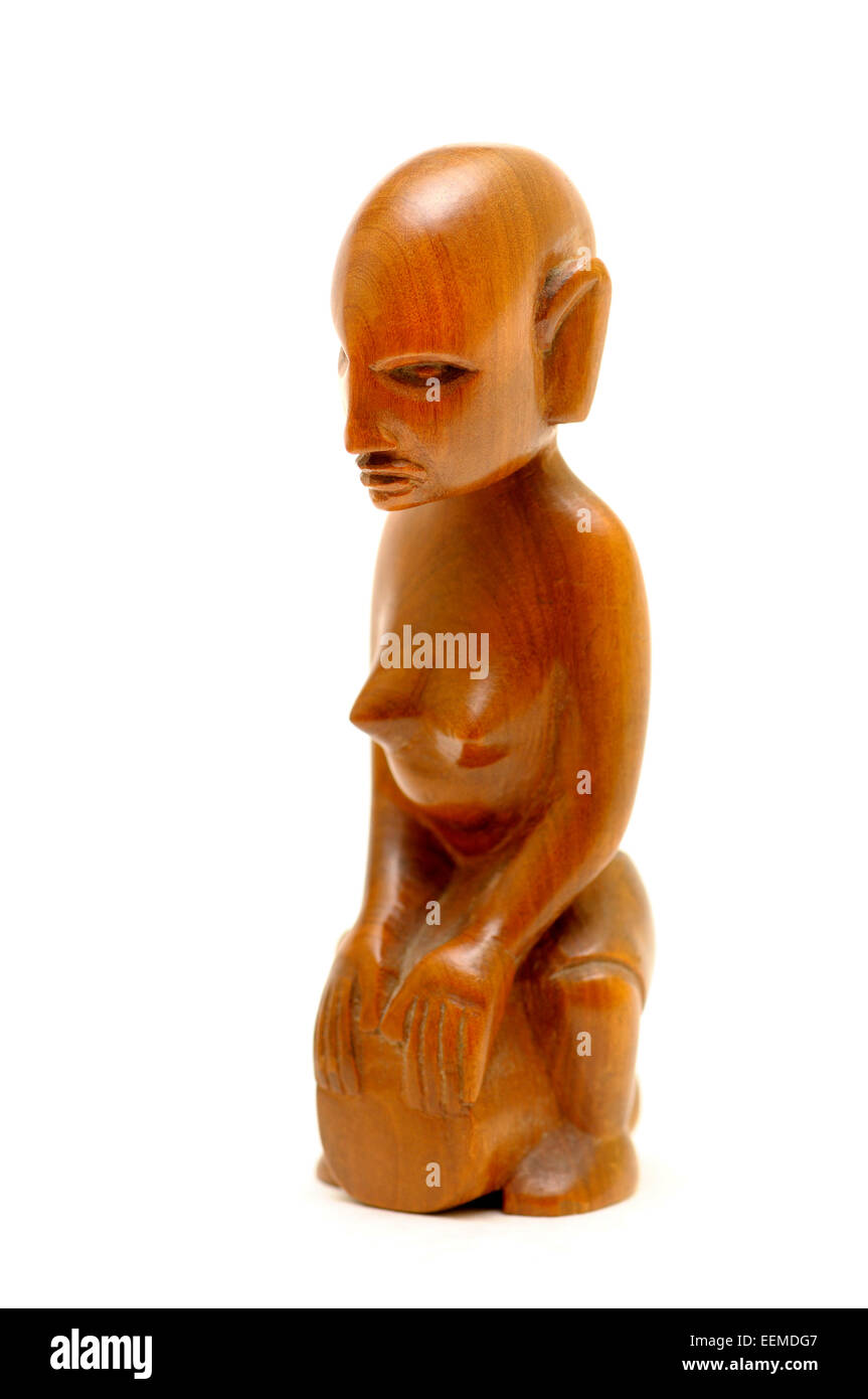 Africana in legno scolpito la figura di donna che gioca a un tamburo (Kenya; 1950s) Foto Stock